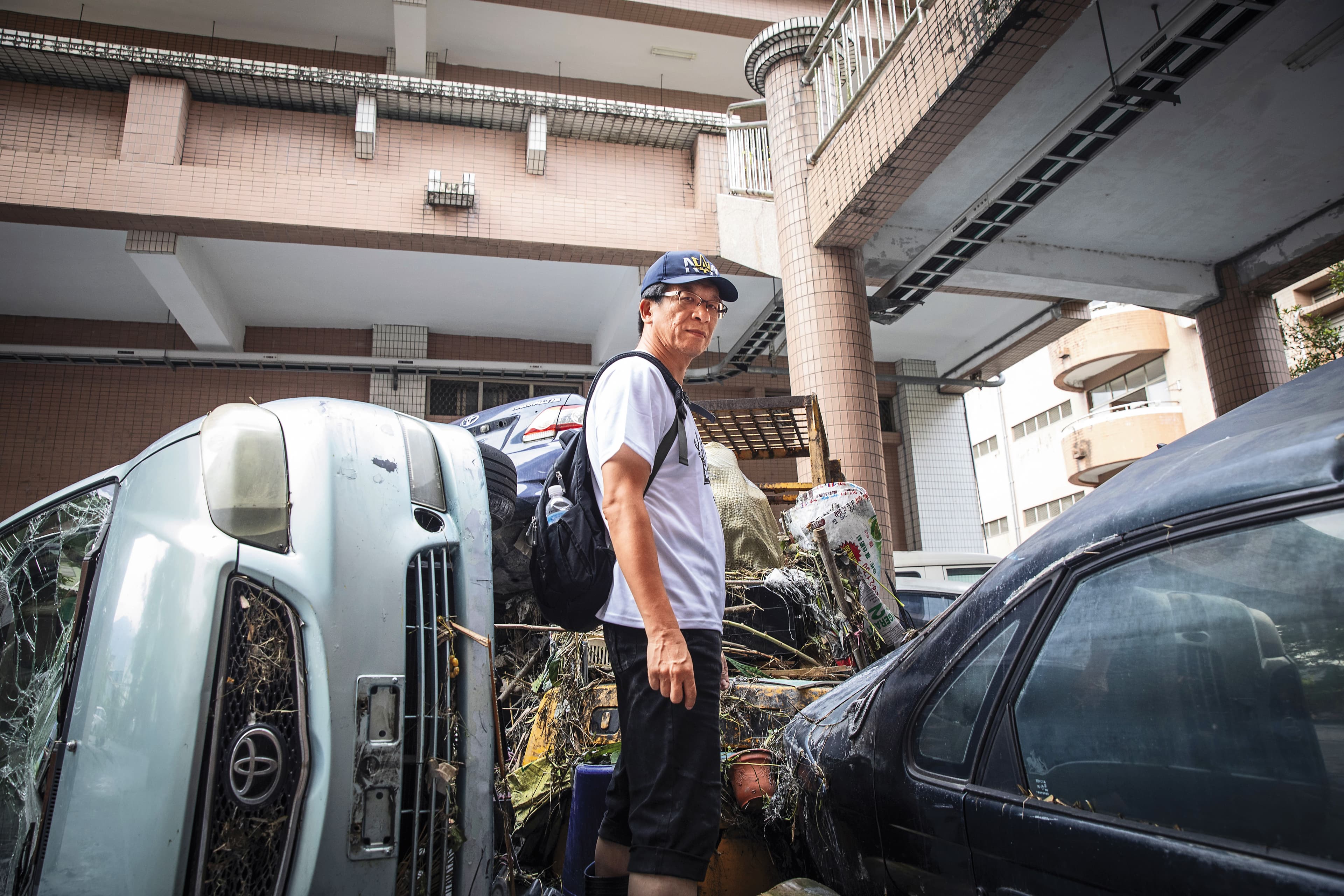 溢流洪水將大量車輛沖進光復商工校園,也造成師生受困,當時校長陳德明於校舍空橋上(右上方)坐鎮,緊盯即時狀況。