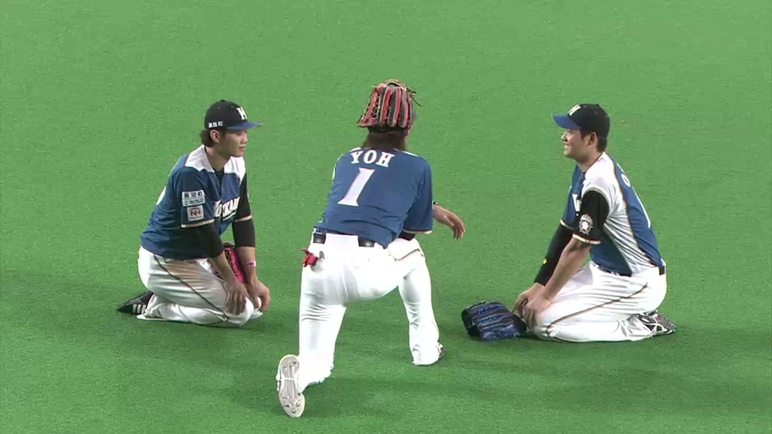 陽岱鋼(中)當年身為球隊主力,學弟大谷翔平(右)、西川遙輝(左)按傳統跪坐在地開會。(翻攝YT@PacificLeagueTVofficial)