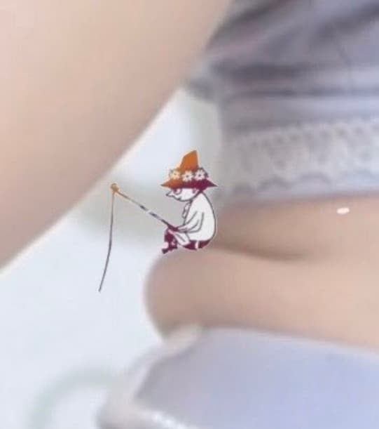 網友惡搞白須彩乃贅肉照,將贅肉當成石頭,P圖成釣魚照。(翻攝X@ayano_MBR)
