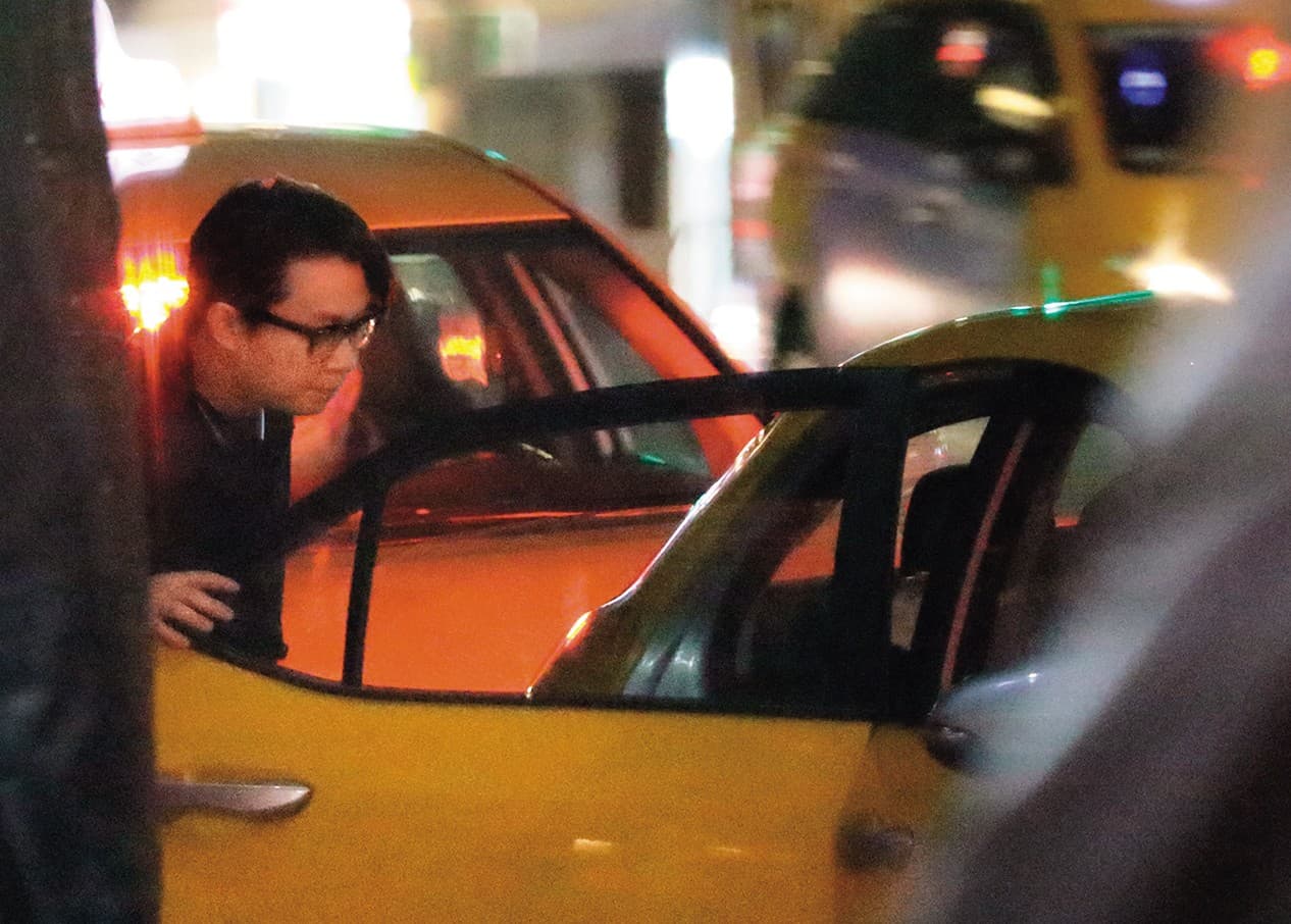 12/27 02:30 與友人唱完歌出來,柯汶利送朋友上計程車,道完再見就準備關車門。