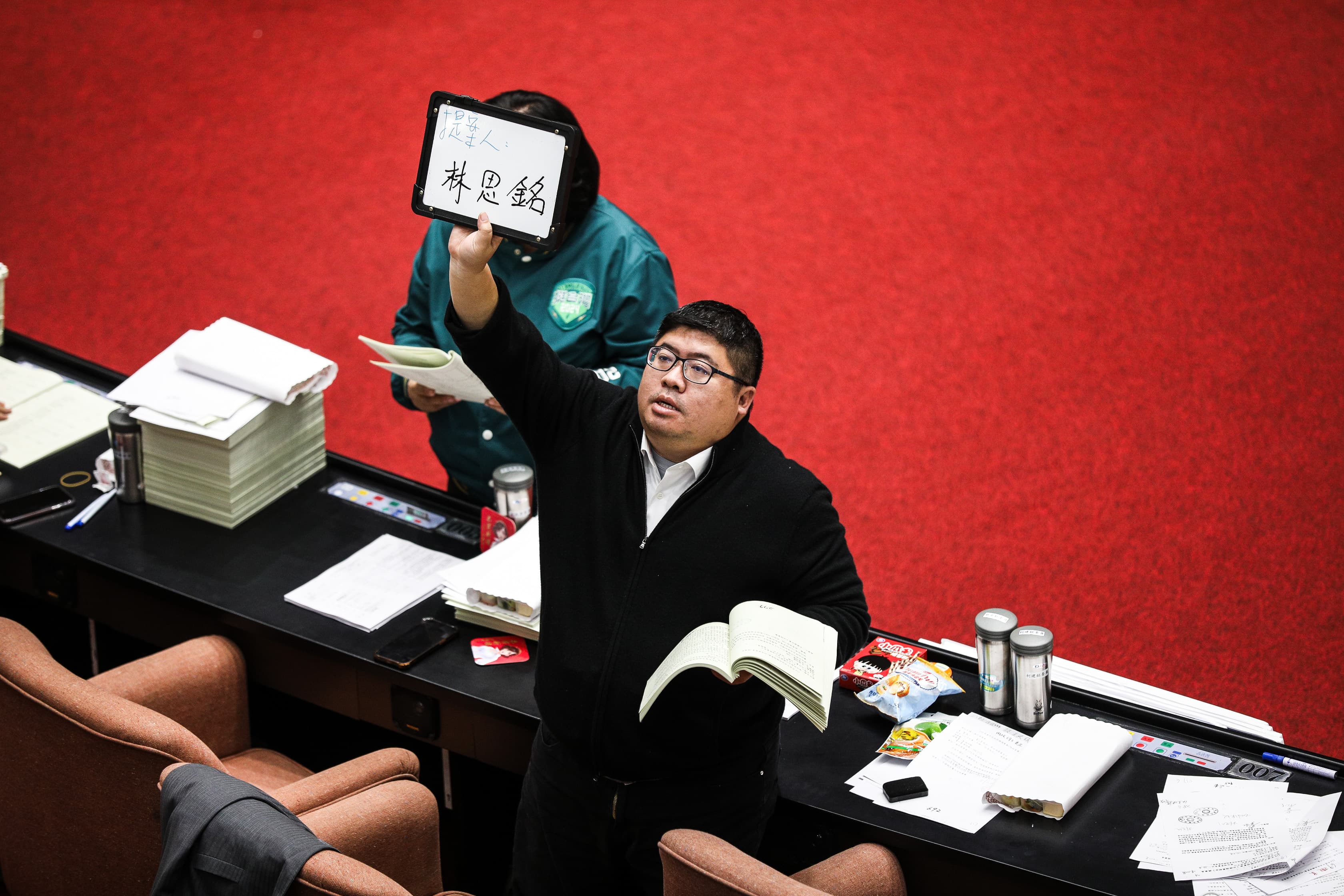 蔡易餘痛批國民黨立委「實在是欺負南部人告告」。
