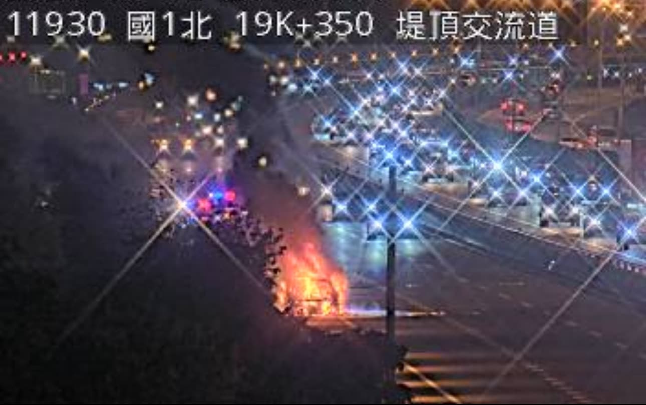 警消獲報到場撲滅火勢，該路段也因火燒車意外回堵。（翻攝畫面）