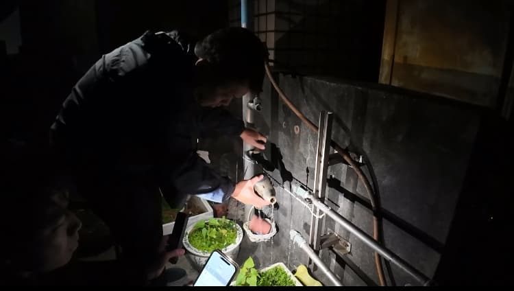 永和區藏匿於民宅2樓棋牌社,台水人員執行強制斷水作業。(警方提供)