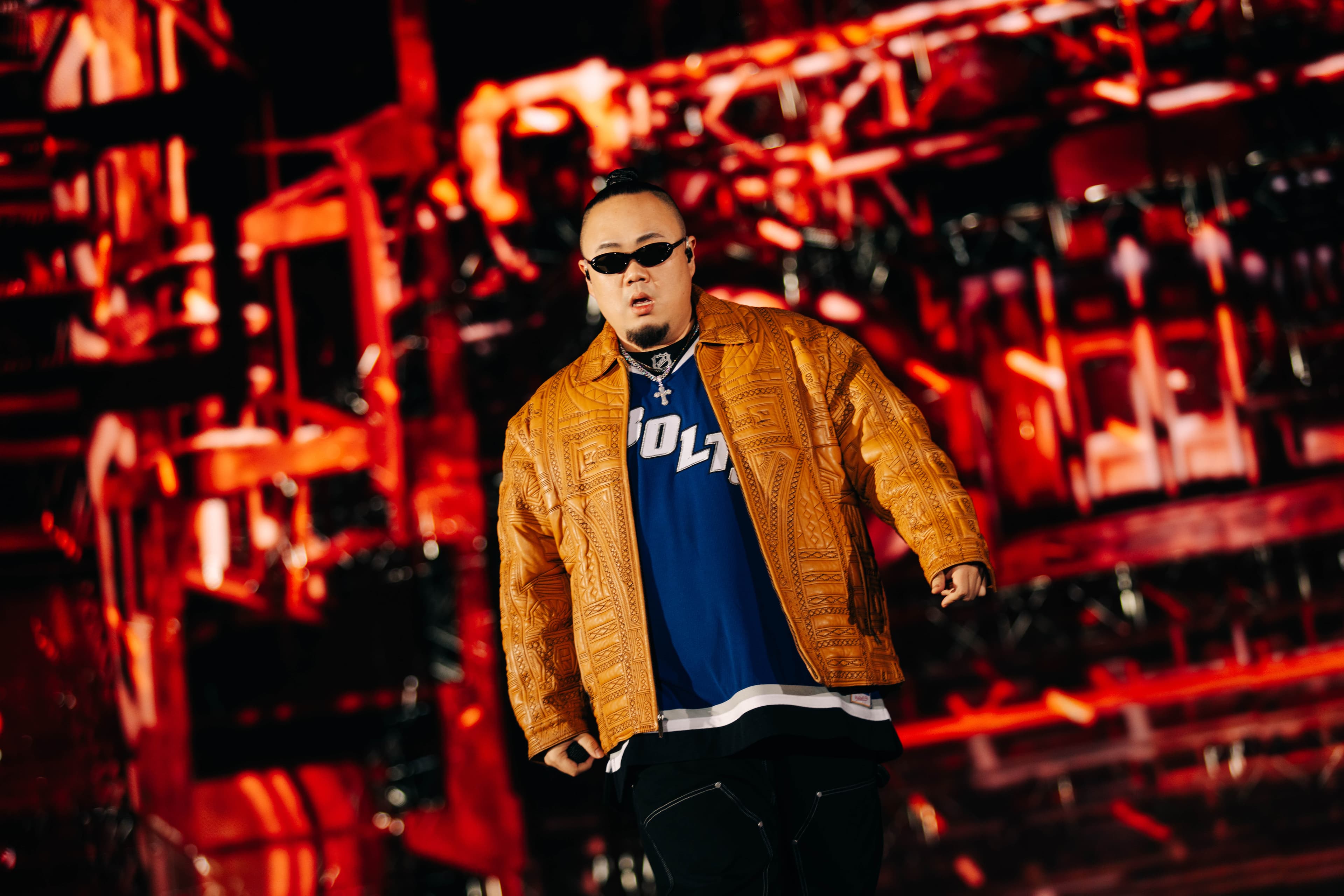大淵MUTA在延伸舞台與歌迷近距離互動,不僅負責重低音節奏,幽默風趣的舞台魅力也讓全場笑聲不斷。(本色音樂提供)