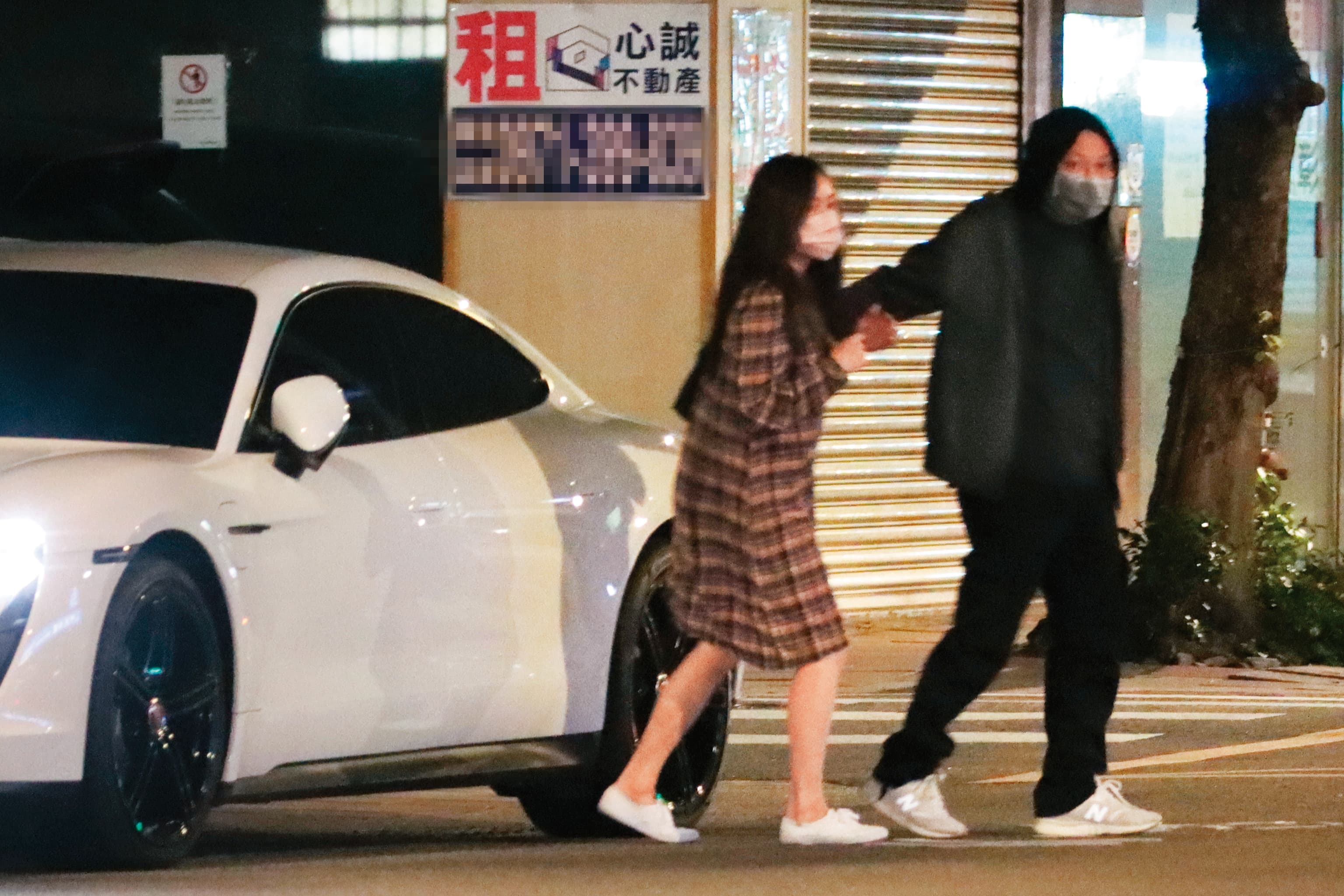 21:45 車停好後,錢人豪(右)在過馬路時扶了尹馨(左)一下,貼心舉動露餡。