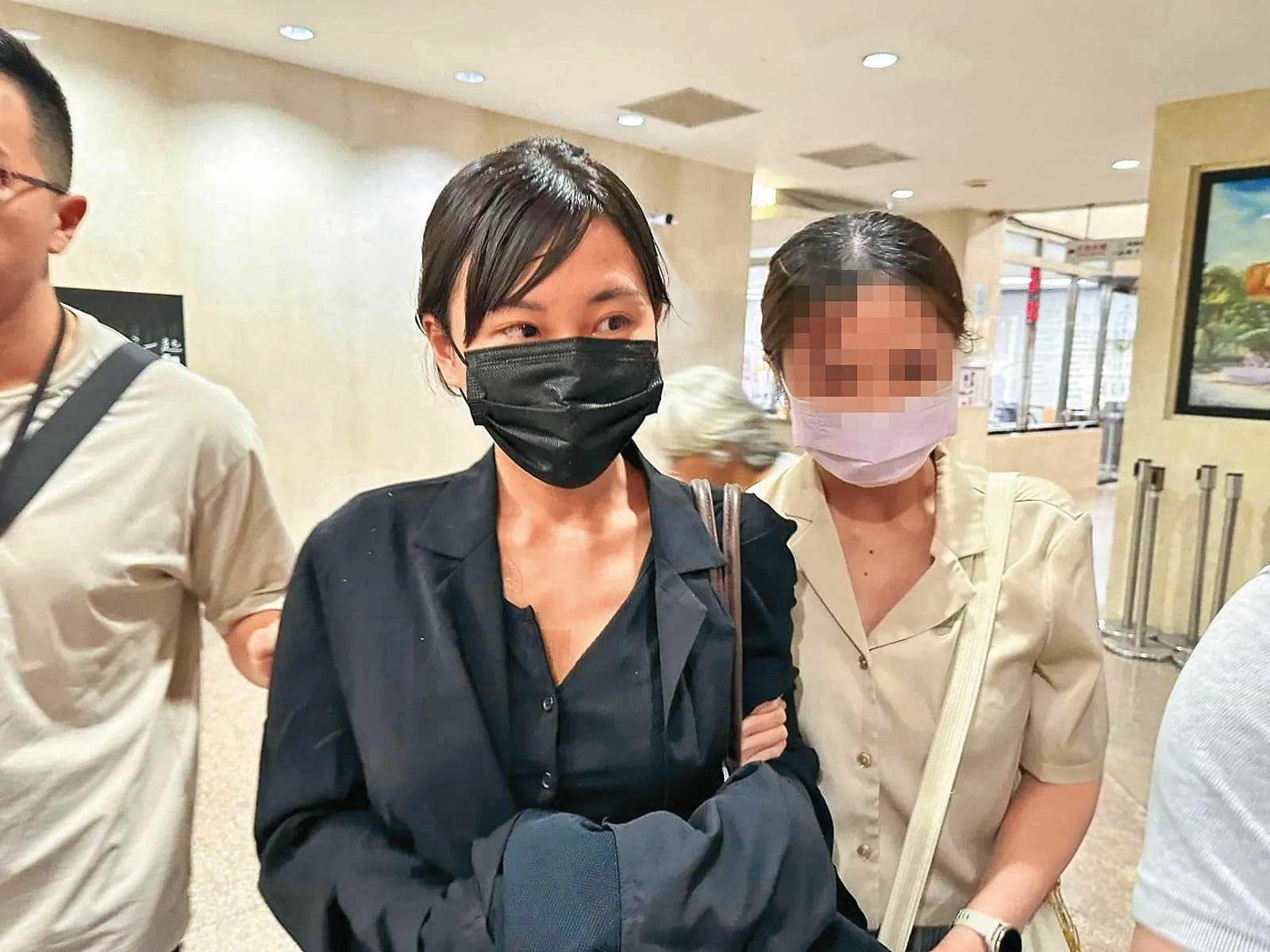 仙塔涉入靈骨塔詐騙案,被疑跟詐團勾結,被上手銬帶回偵訊。