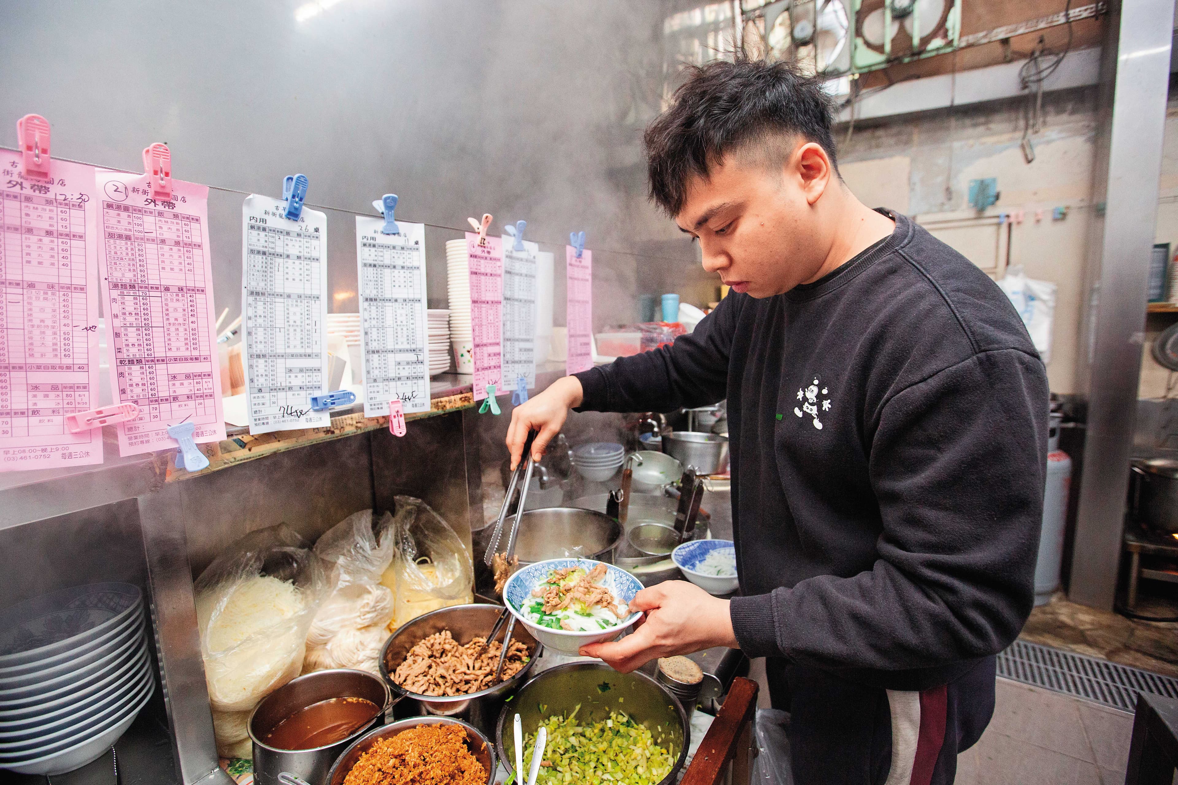 餐飲科系畢業的謝宇晏原本計畫畢業後在外工作累積經驗,4年前因為太缺人被找回家幫忙。