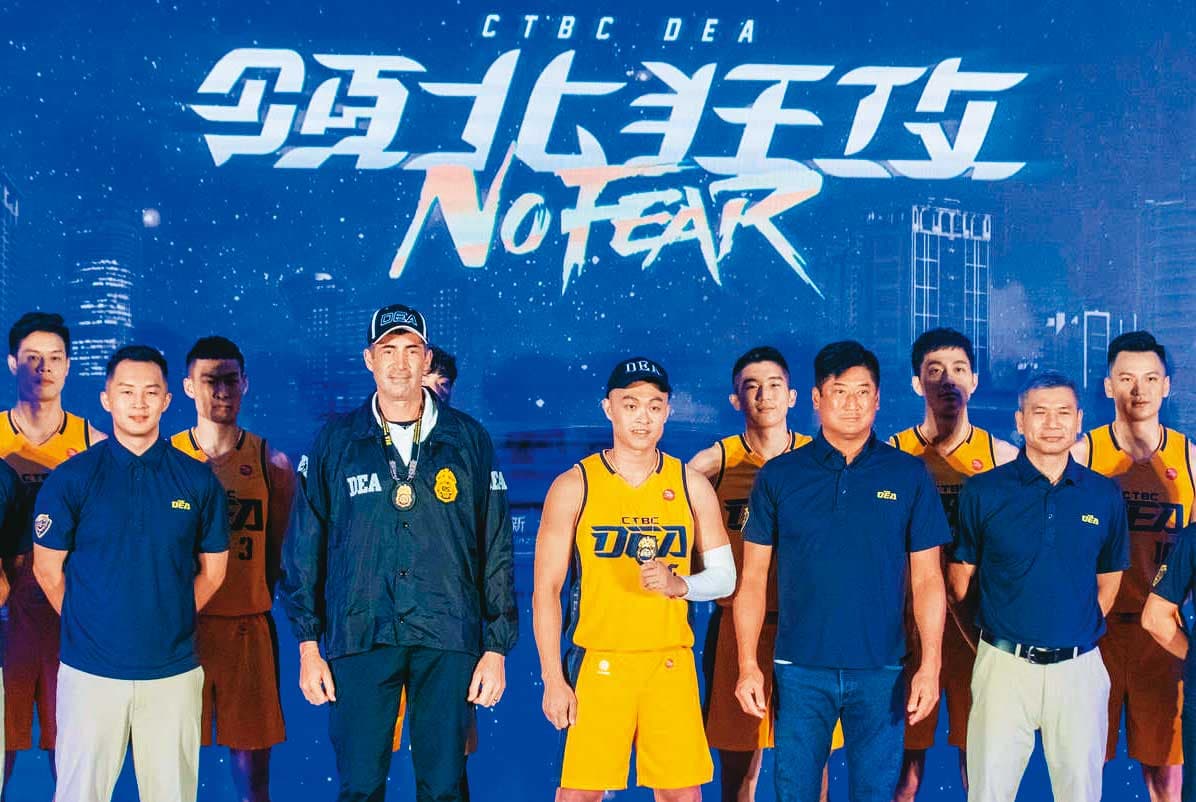 辜仲諒(前右2)2021年成立中信特攻、T1聯盟,將與PLG合組新聯盟。(翻攝維基百科)