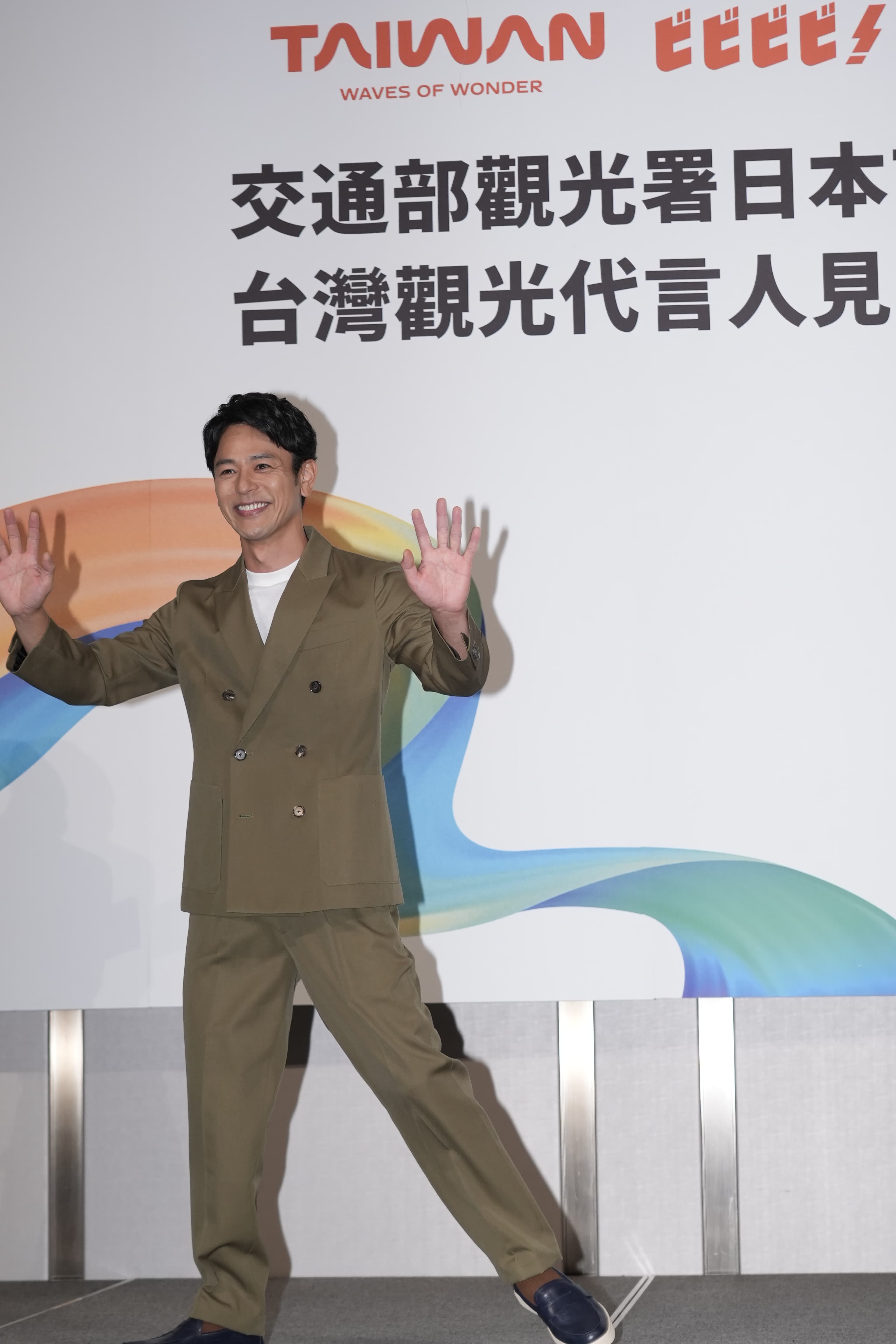 妻夫木聰擔任日本市場台灣觀光代言人,滿臉笑容向大家打招呼。