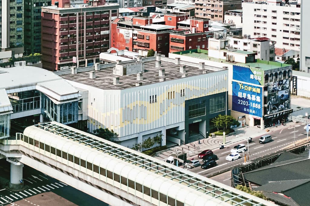 位於台中、緊鄰捷運南屯站的「亞昕織御」,開賣前每坪開價降至72萬到78萬元,1週平均看屋組數可高達上百組。(業者提供)