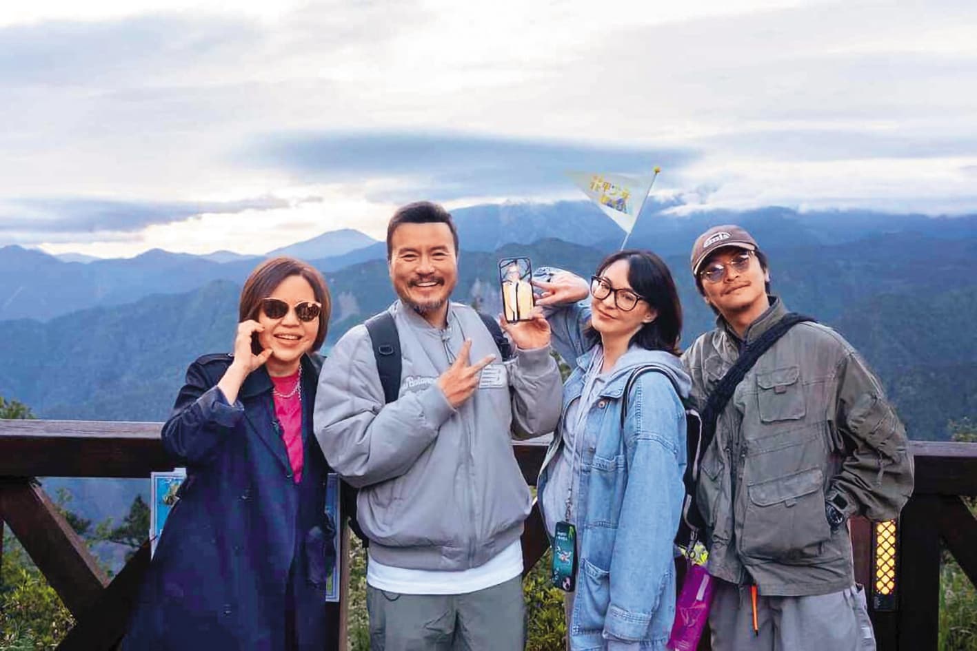 于美人(左起)日前和李銘忠、張榕容與楊銘威為《花甲少年趣旅行》出外景。(東森綜合台提供)