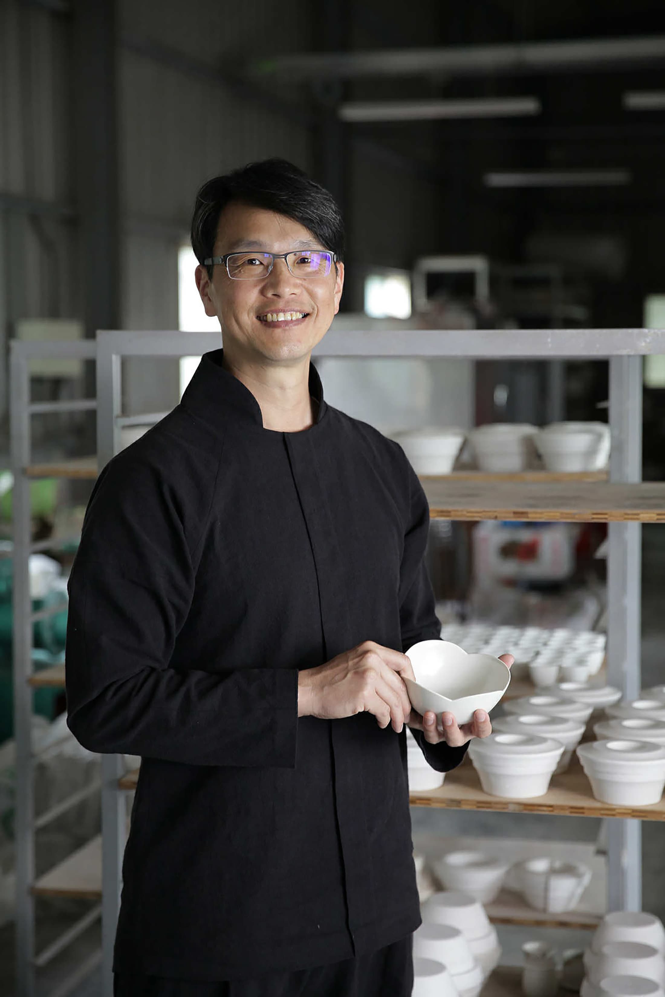 「一席之間」茶生活器物展邀請林永勝等新銳創作者,將陶藝、金工與織品完美融入茶席展演中。(POUYUENJI寶元紀提供)