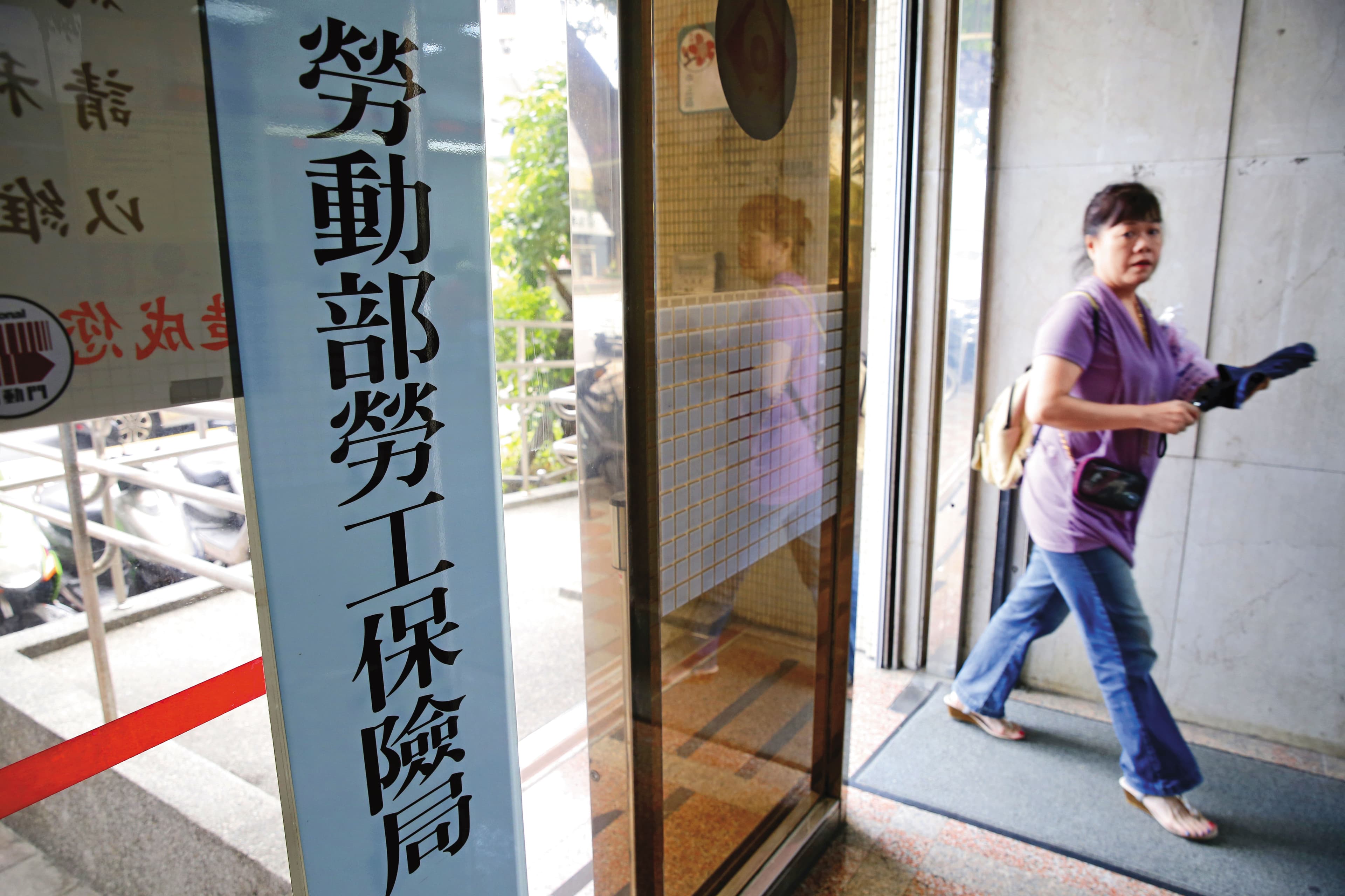 勞保失能年金計算方式與老年年金相同,完全無法工作者就能申請年金給付。