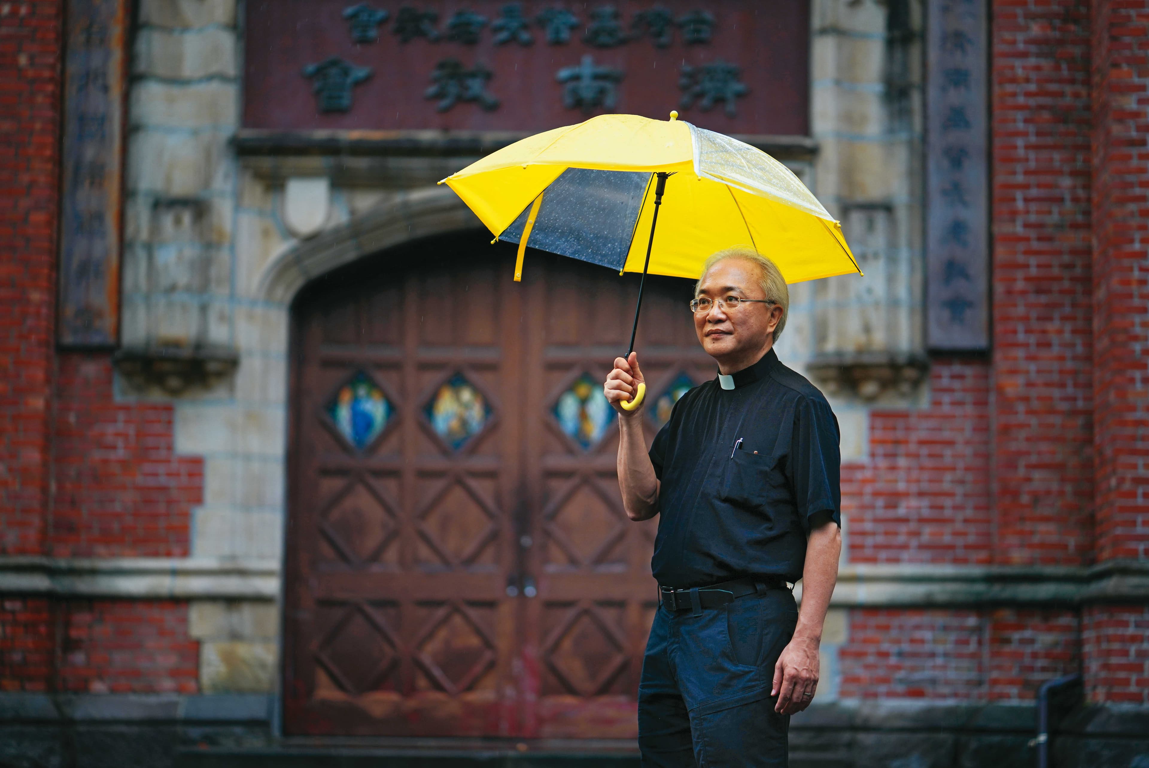 黃春生和濟南長老教會希望在風雨中為需要的人撐傘。