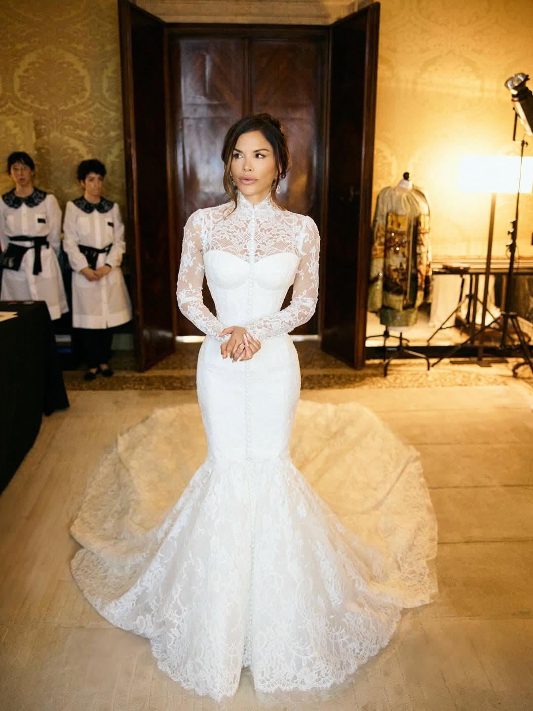 桑切斯穿Dolce & Gabbana訂製蕾絲魚尾婚紗，坦言這是她第一件「胸口包緊緊」的禮服。（翻攝laurensanchezbezos IG）