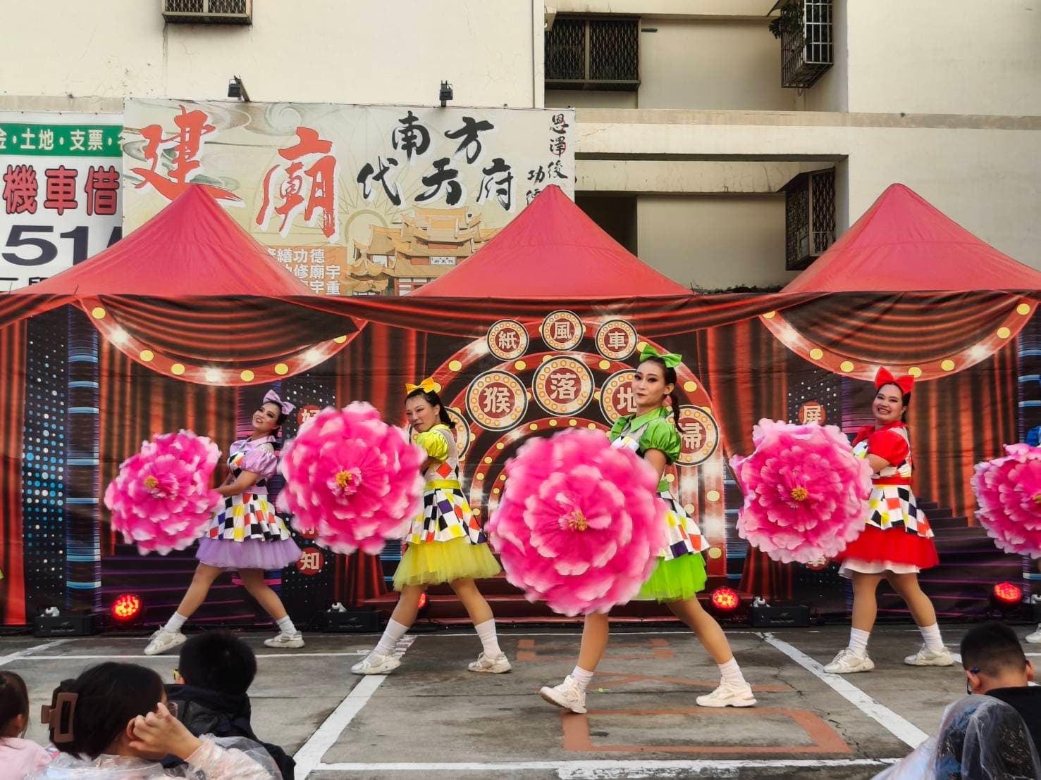 紙風車屏東戲劇人才第一期學員組成屏東團，共同創作《屏東大小事》劇碼，以《阿猴落地掃》活動巡迴各鄉鎮演出。（紙風車劇團提供）