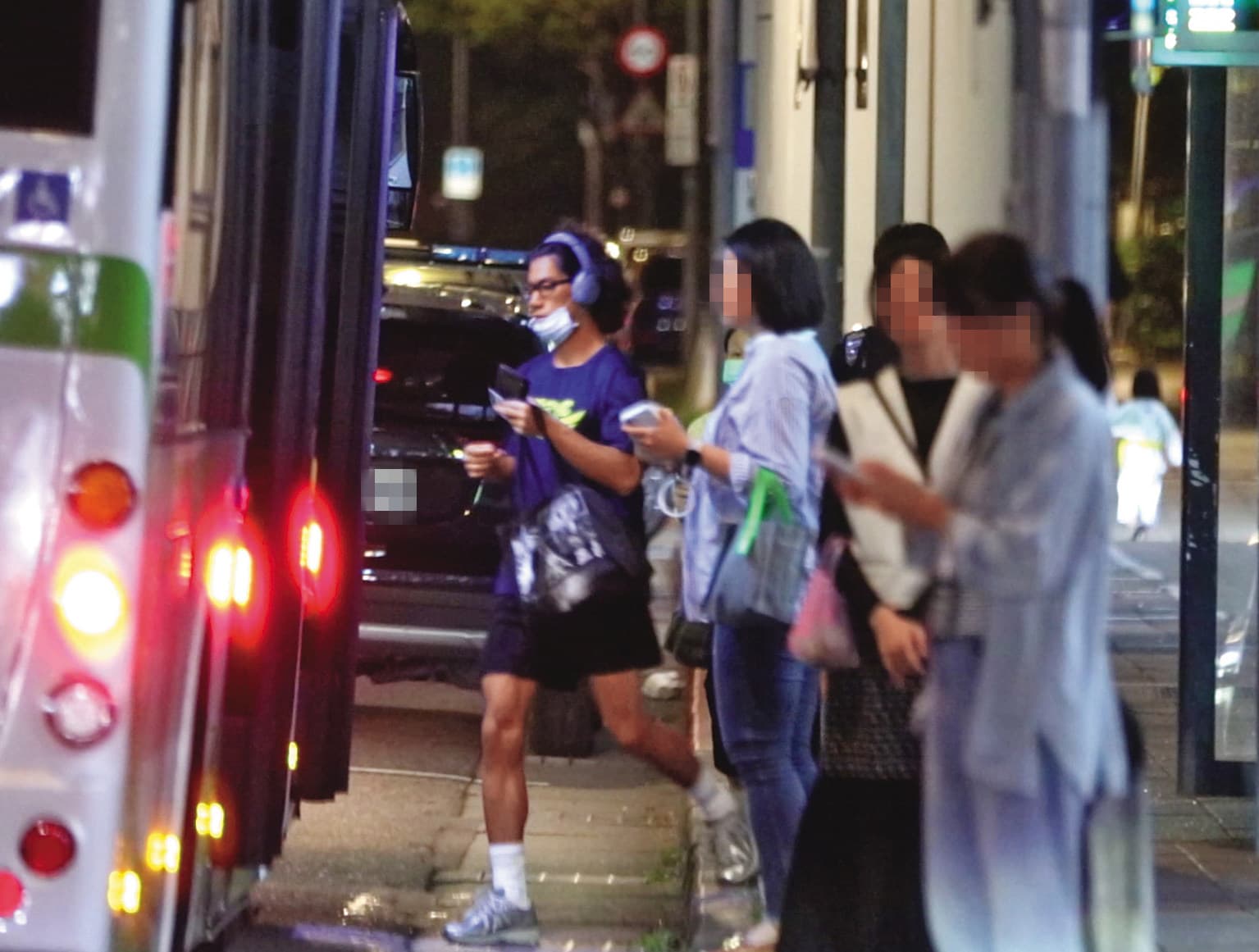 19:08 朱軒洋用共享腳踏車跟公車代步,看來已很融入內湖的在地生活。