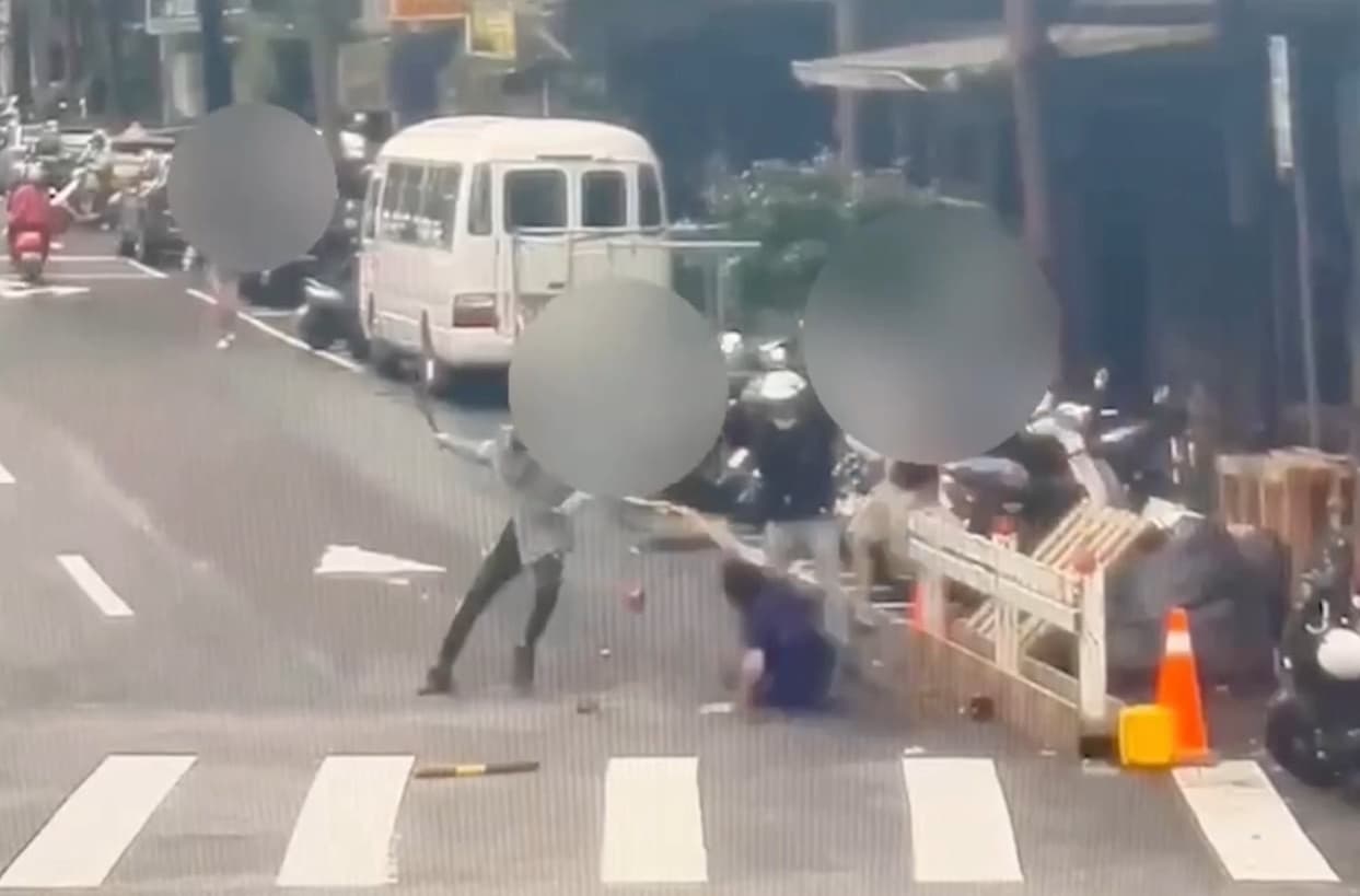 莊男等3人持棍朝沈男亂打,丁女(圖左)則衝上前勸架。(翻攝畫面)