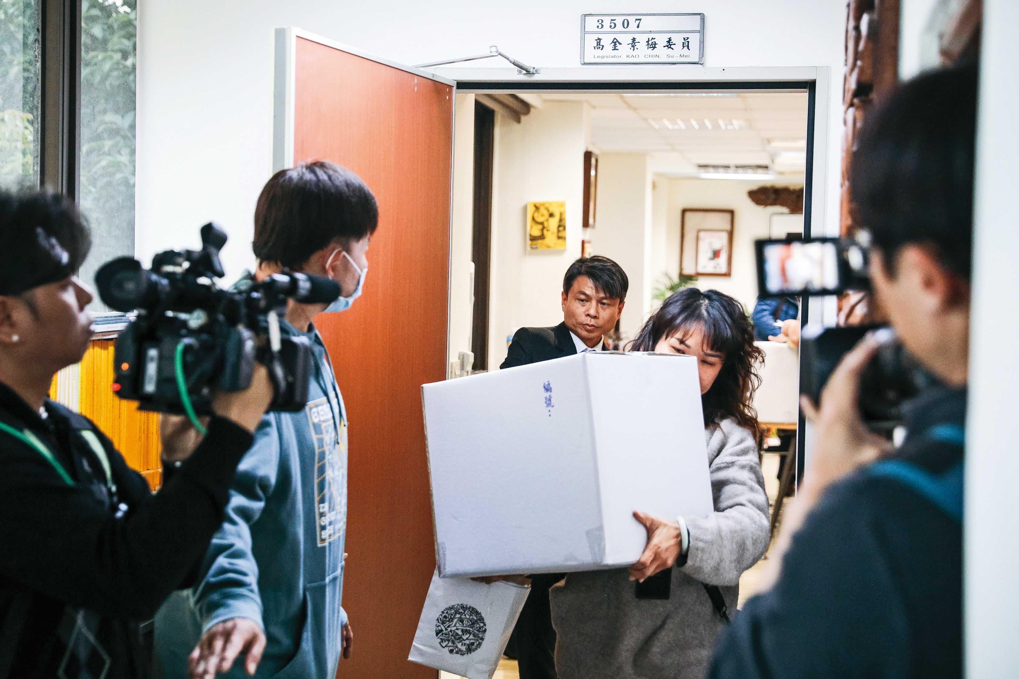 檢調兵分30路大舉搜索高金素梅國會辦公室等地,裝箱帶走大批資料及電腦等證物分析。(鏡報鄒保祥)
