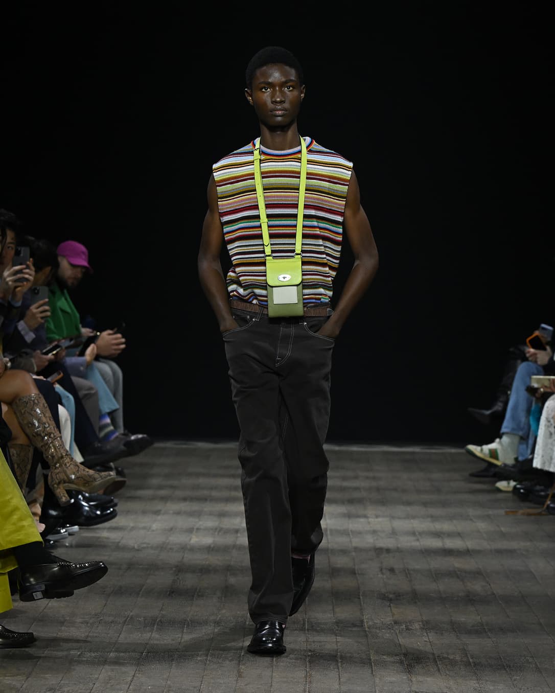 模特兒演繹Paul Smith與Mulberry聯名迷你Antony背包,NT$25,300。(Paul Smith提供)