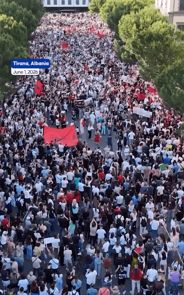 阿爾巴尼亞居民走上街頭抗議伊凡卡夫婦的開發案。(翻攝X@anadoluagency)