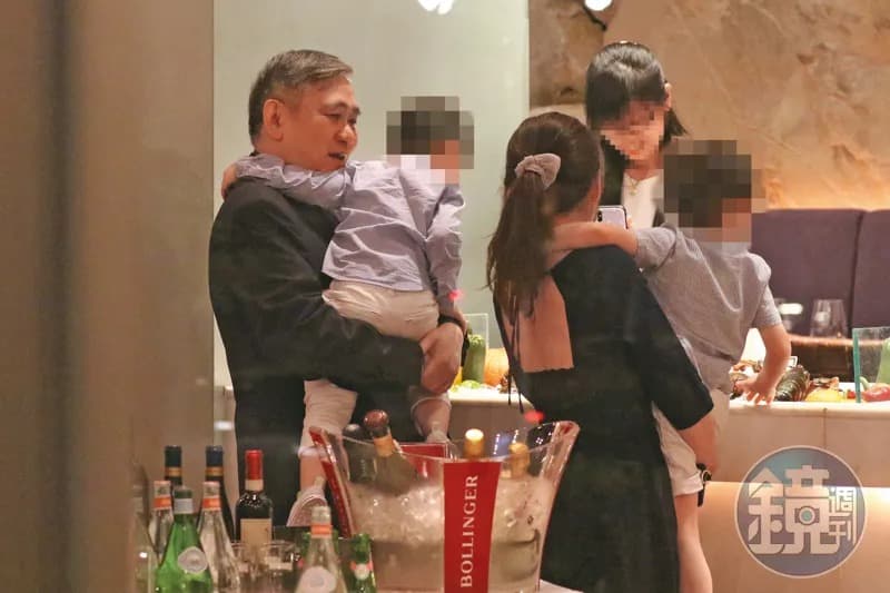 因為孫子長期在日本，相隔兩地，王文洋（左一）每次看到孫子時，都非常喜悅。左三為麻衣。（本刊資料照）