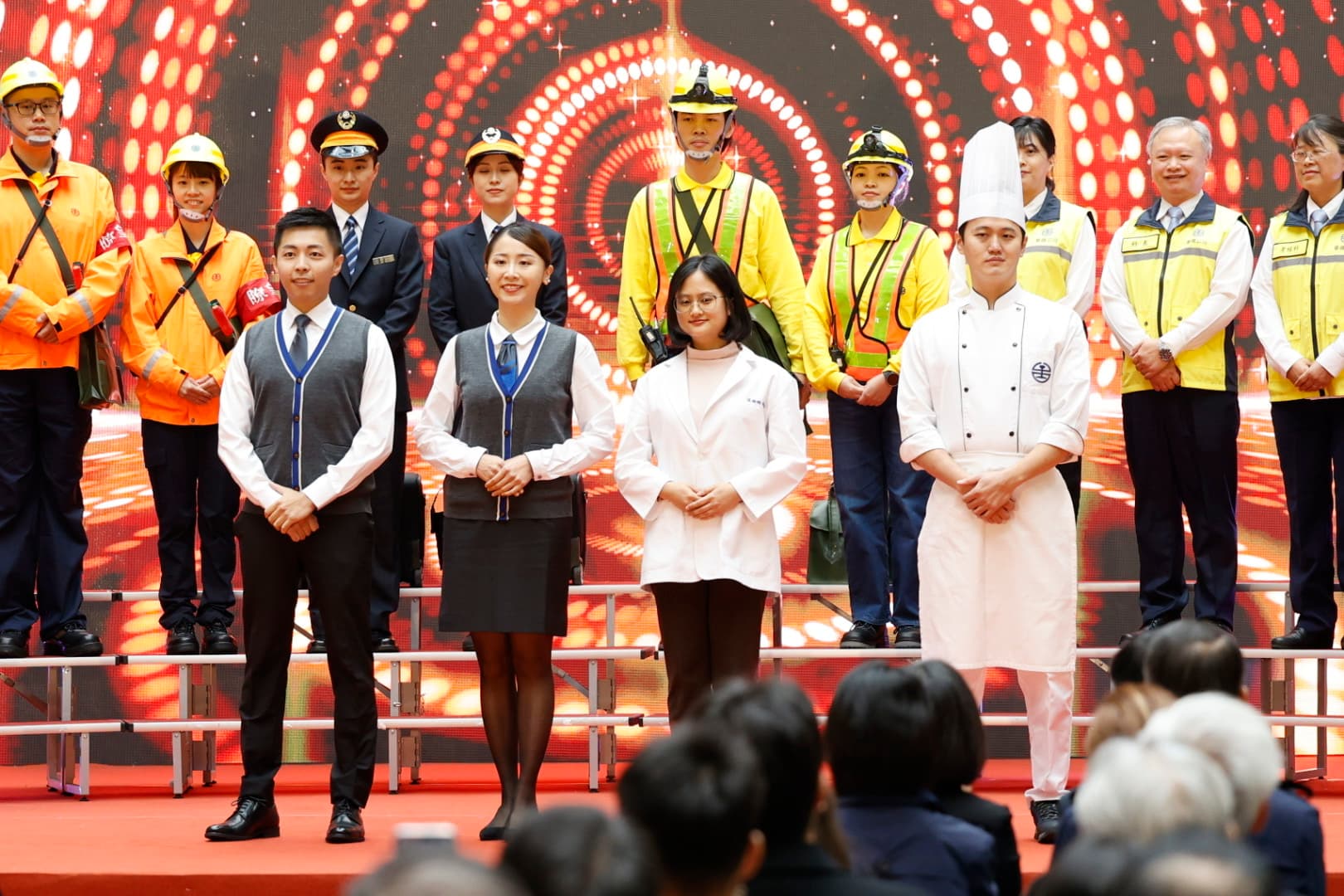 台鐵公司元旦正式掛牌營運，同步曝光員工試辦新制服。（台鐵提供）