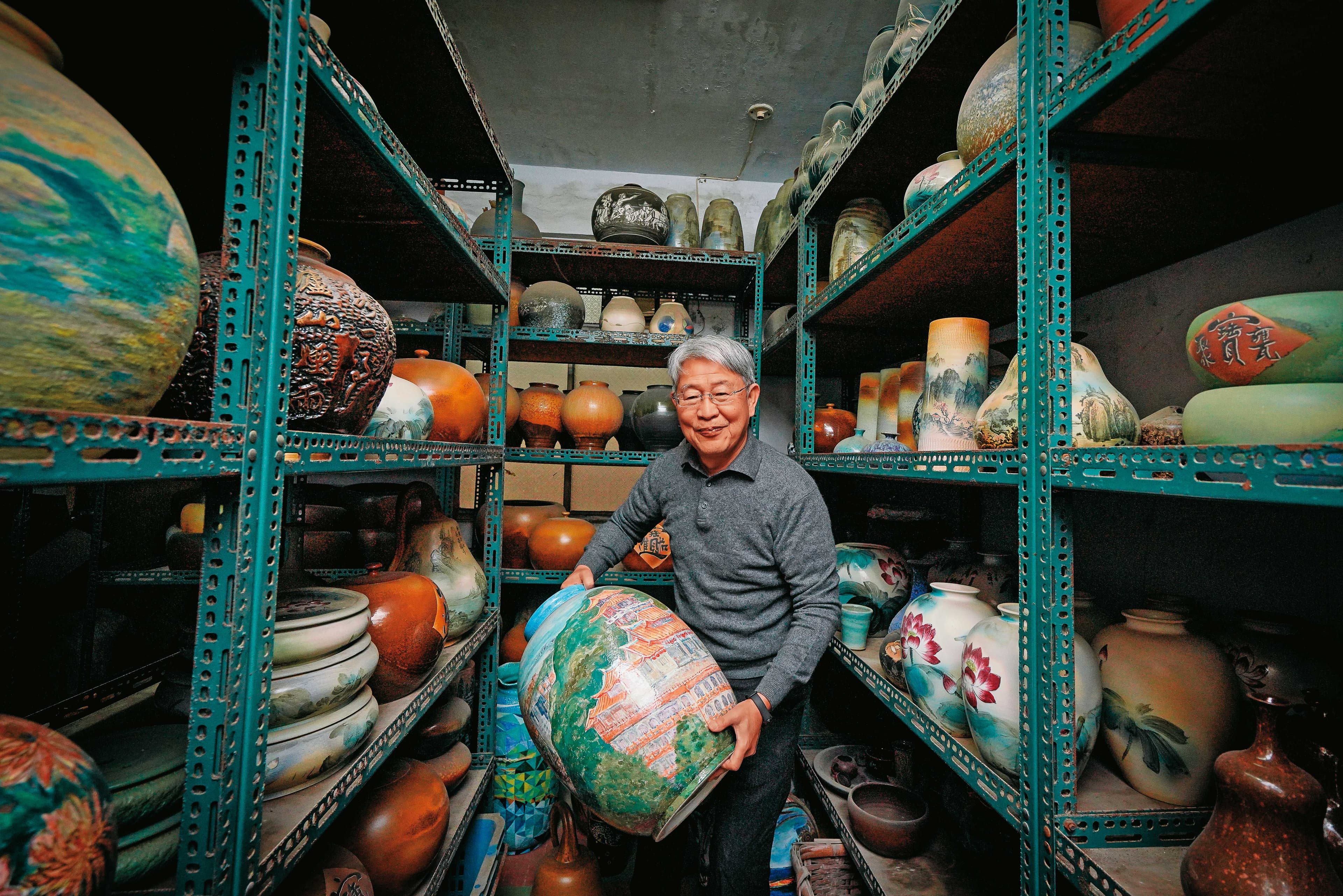 毛昌輝的大型作品至今仍保存在窯廠,但已無販售,他獨創的油畫釉,讓每件作品都像畫上油畫。