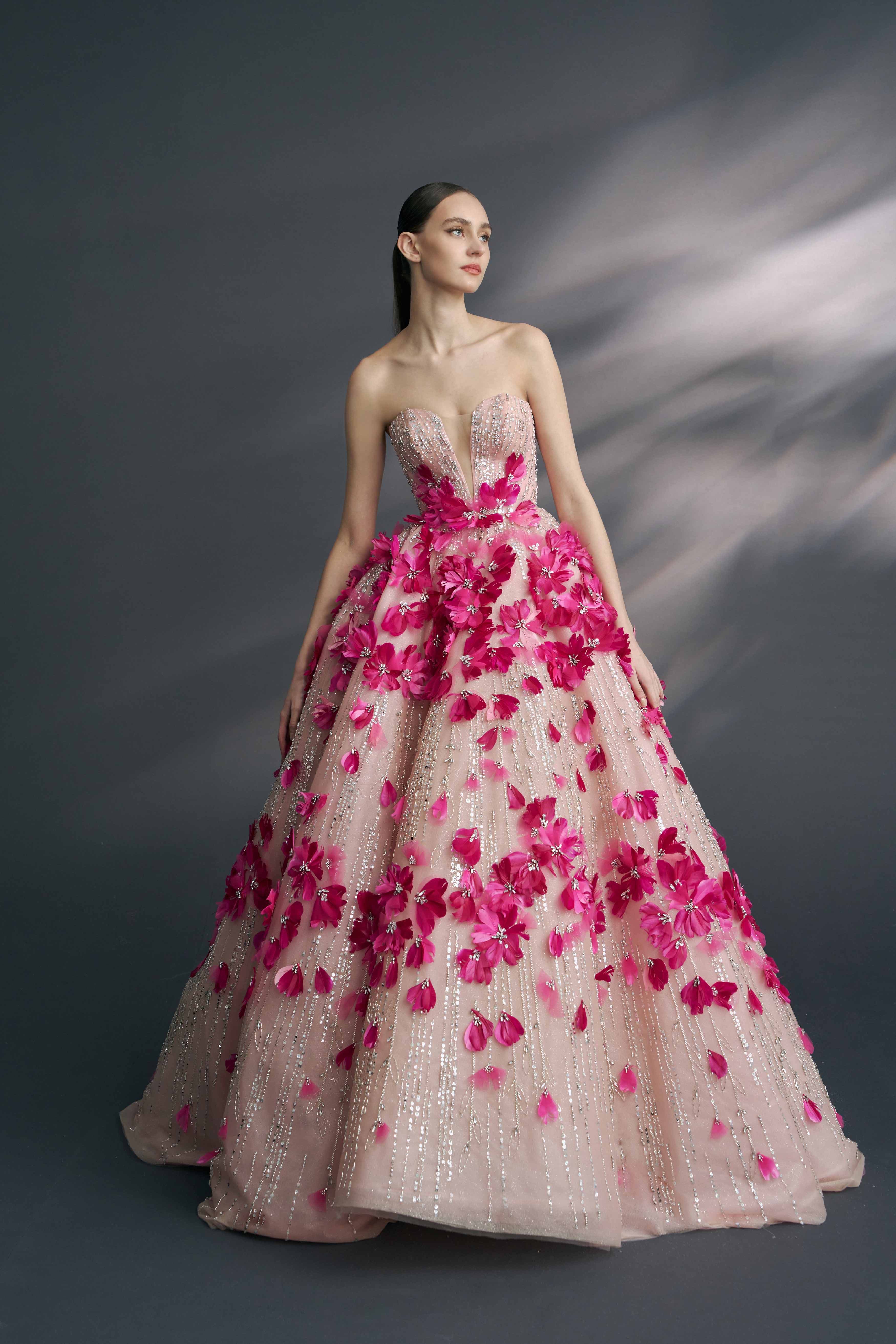 染色羽毛禮服「Dahlia 大理花」,花費3.5個月開出一片燦爛。(LinLi Boutique提供)