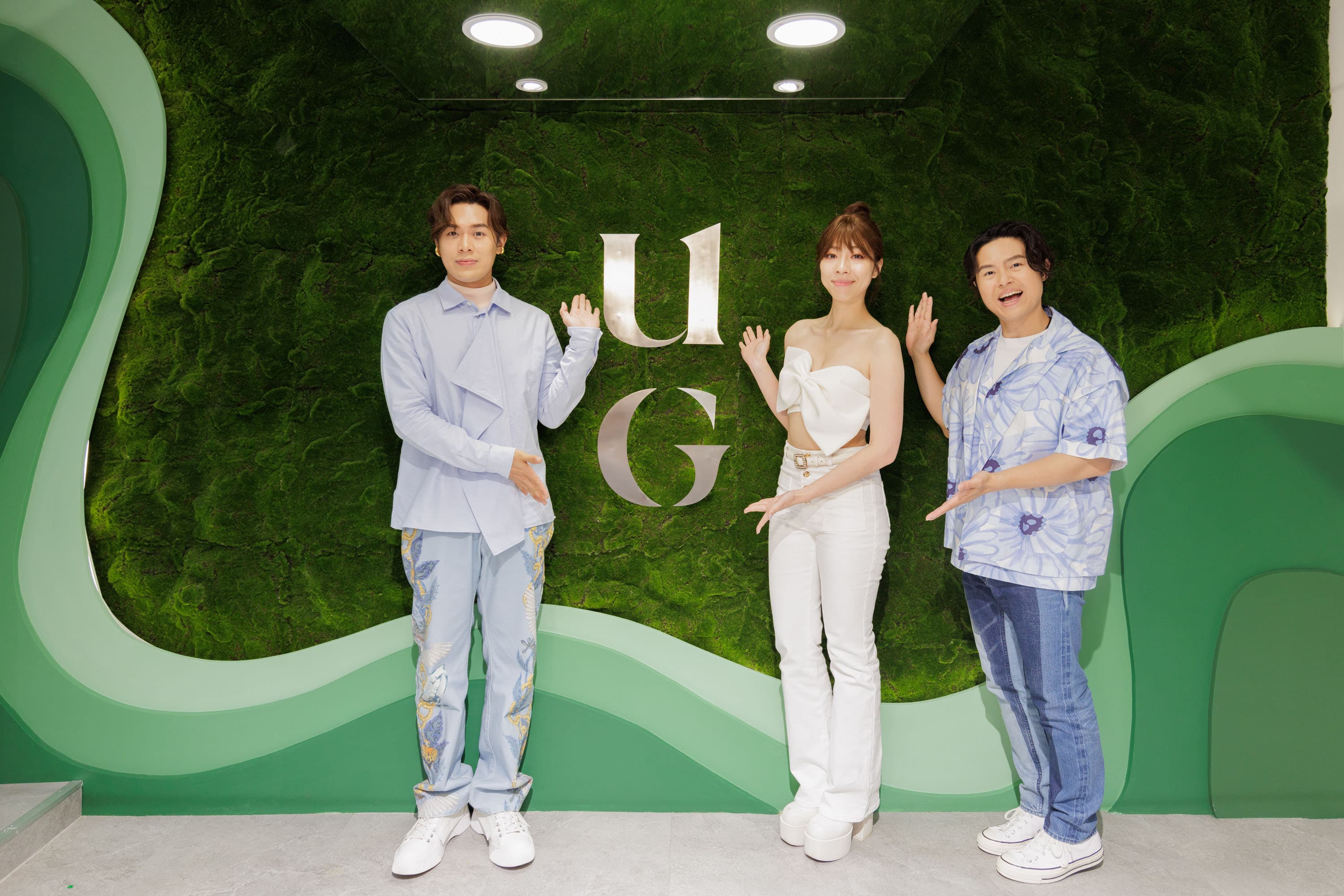 告五人與聯發國際董事長鄭凱隆合照。(UG樂己提供)