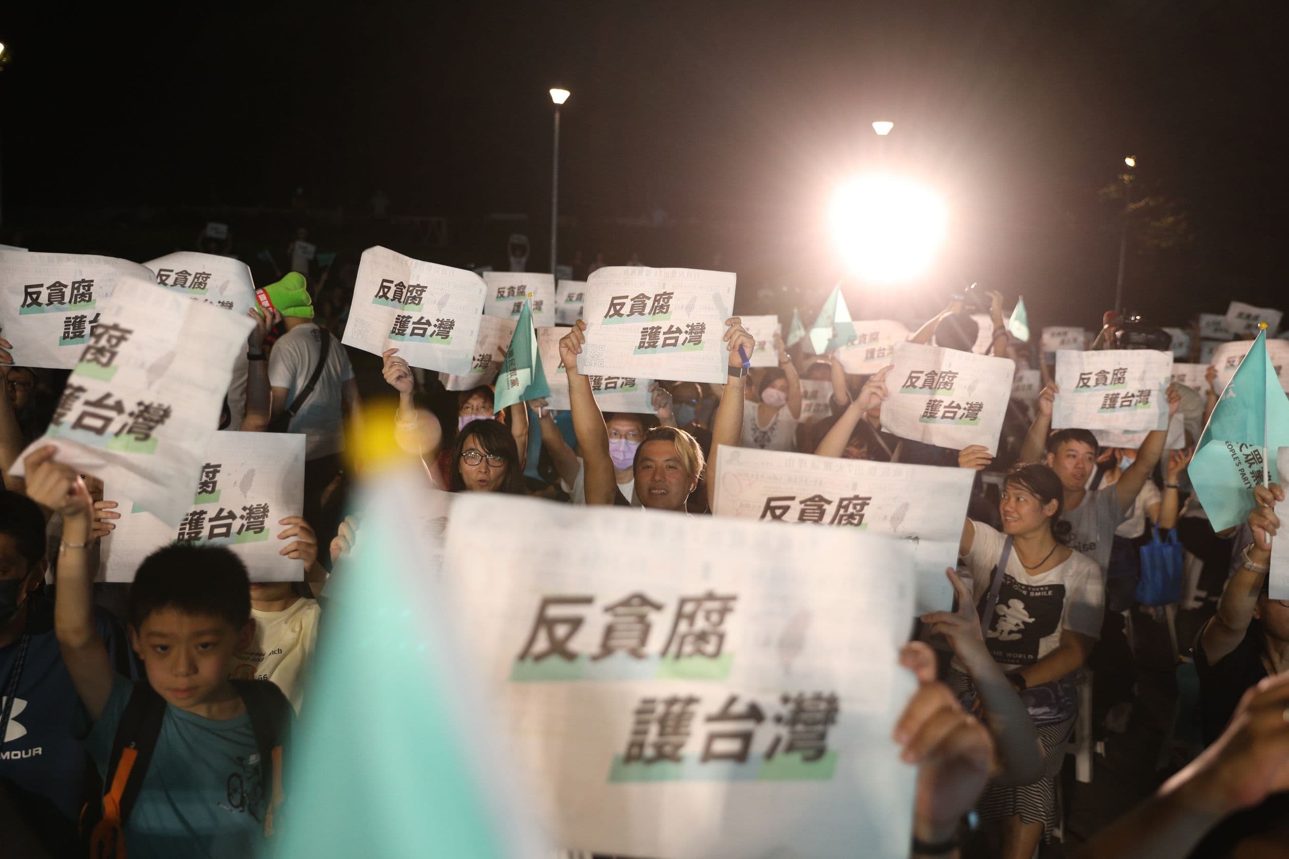 民眾黨22日晚間在台北榮星花園舉辦「反貪腐、護台灣」開講,現場湧入不少支持者參與活動。
