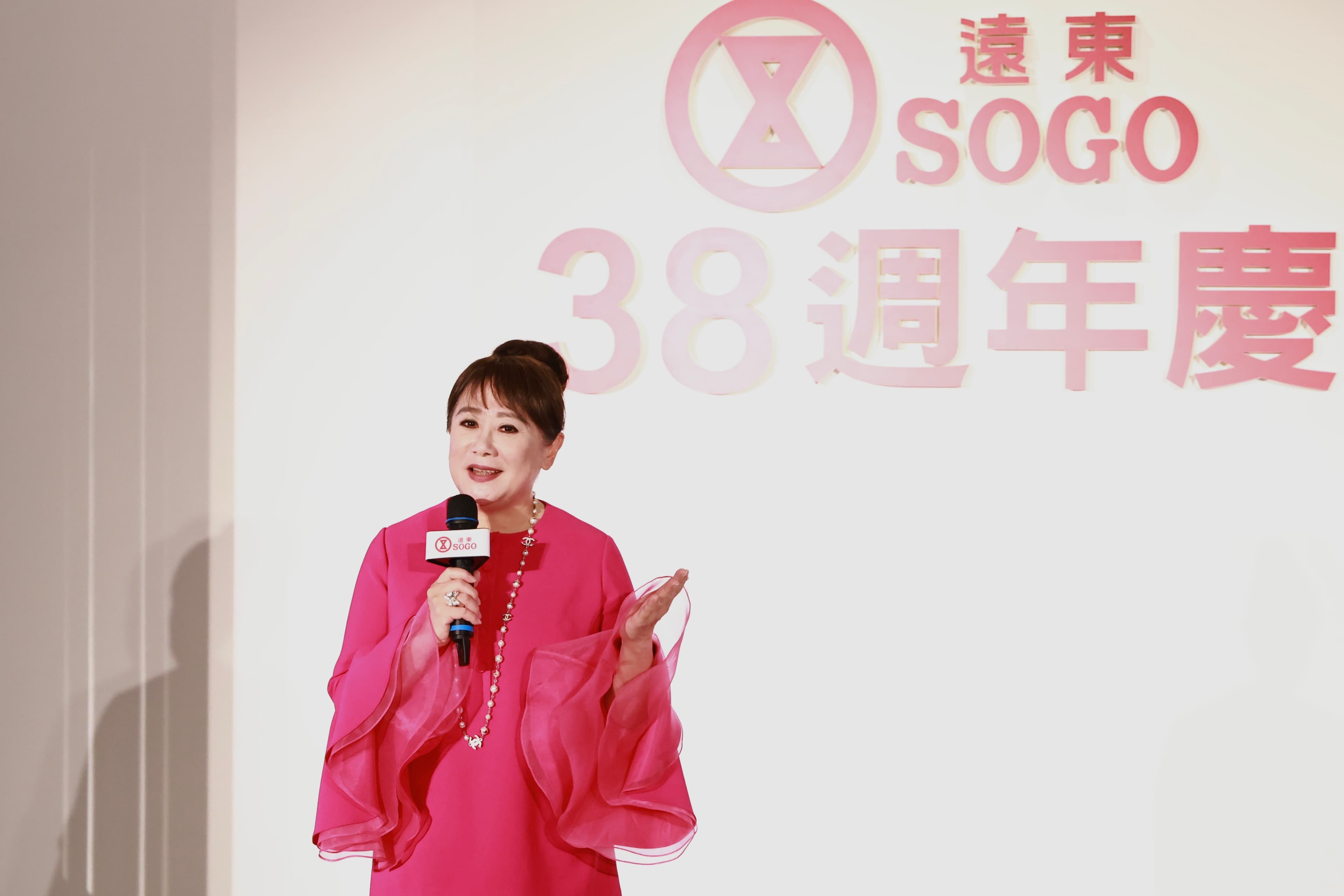 遠東SOGO週年慶將於11月6日開跑，記者會上由董事長黃晴雯（圖）、總經理吳素吟和行政總經理杜金森共同宣示業績目標。