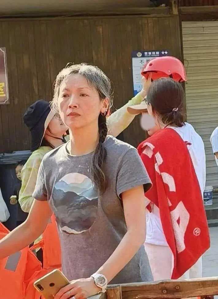 最近有網友在網上分享吳倩蓮素顏近照,一頭白髮讓許多網友感到驚訝。(翻攝微博)