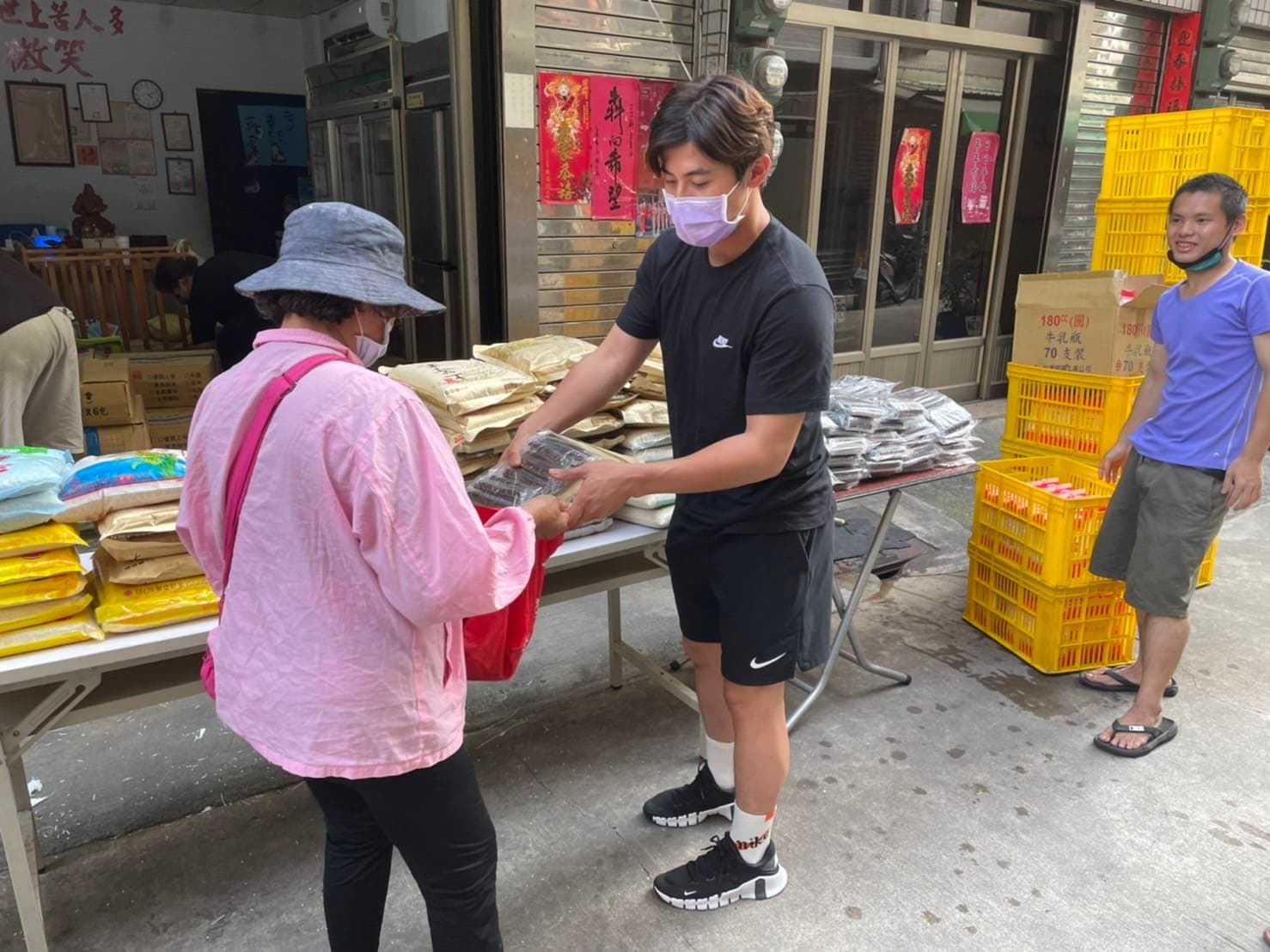 陳傑憲曾利用放假時間到母親黃淑娟的微笑慈善會協助發放物資。(翻測自臉書高雄市微笑慈善會)