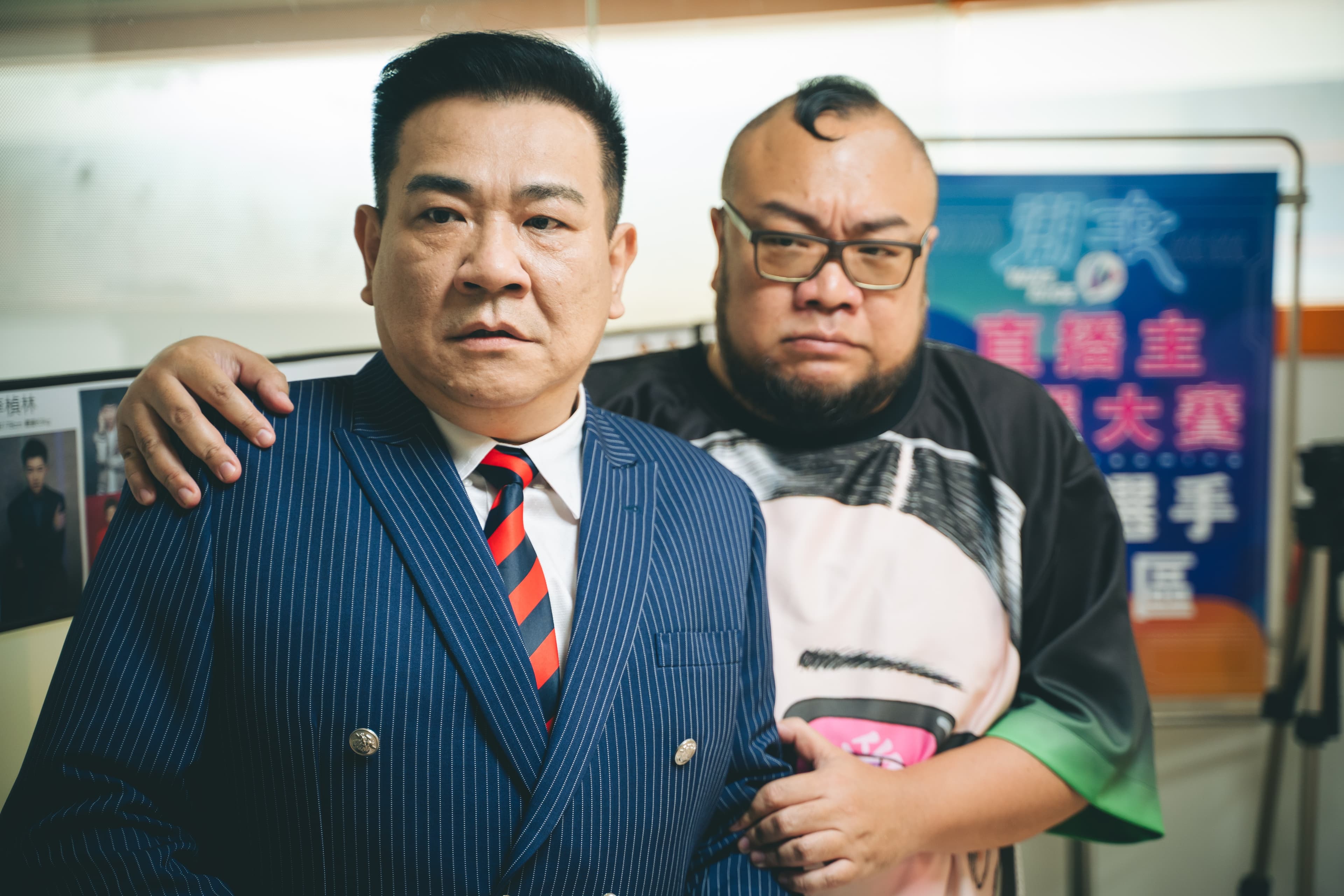 白雲和製作人葉天倫客串飾演惡質演藝公司。(公視台語台、華視提供)