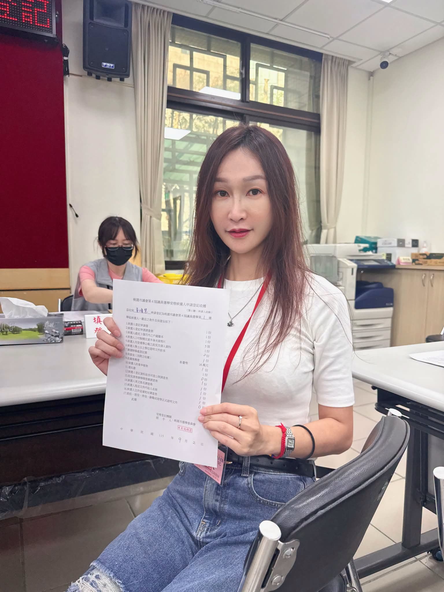 黃瓊慧登記參選連任,希望大家把她留在議會。(翻攝自黃瓊慧臉書)