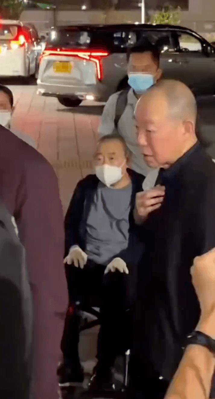 大劉坐輪椅離場,弟弟細劉(右)也在一旁。(翻攝小紅書)