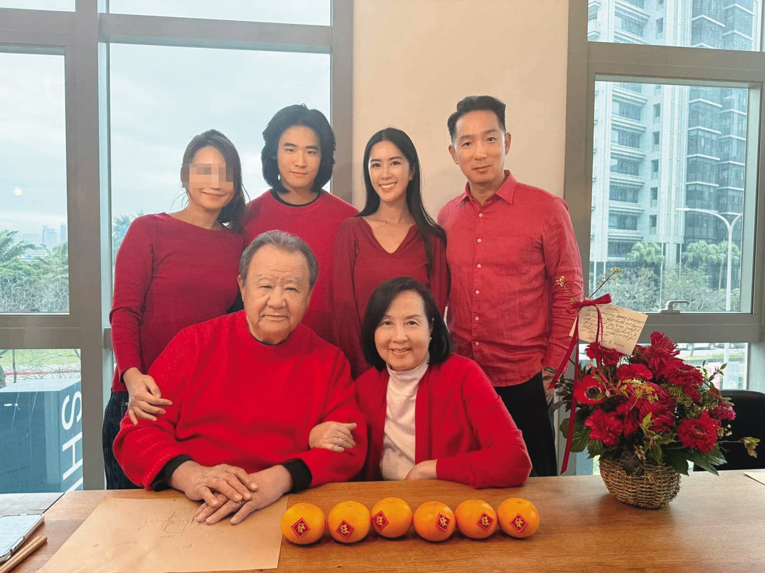 徐莉玲(前右)為先生林伯實(前左)慶生,兩個兒子都帶著伴侶出席。(翻攝自徐莉玲臉書)