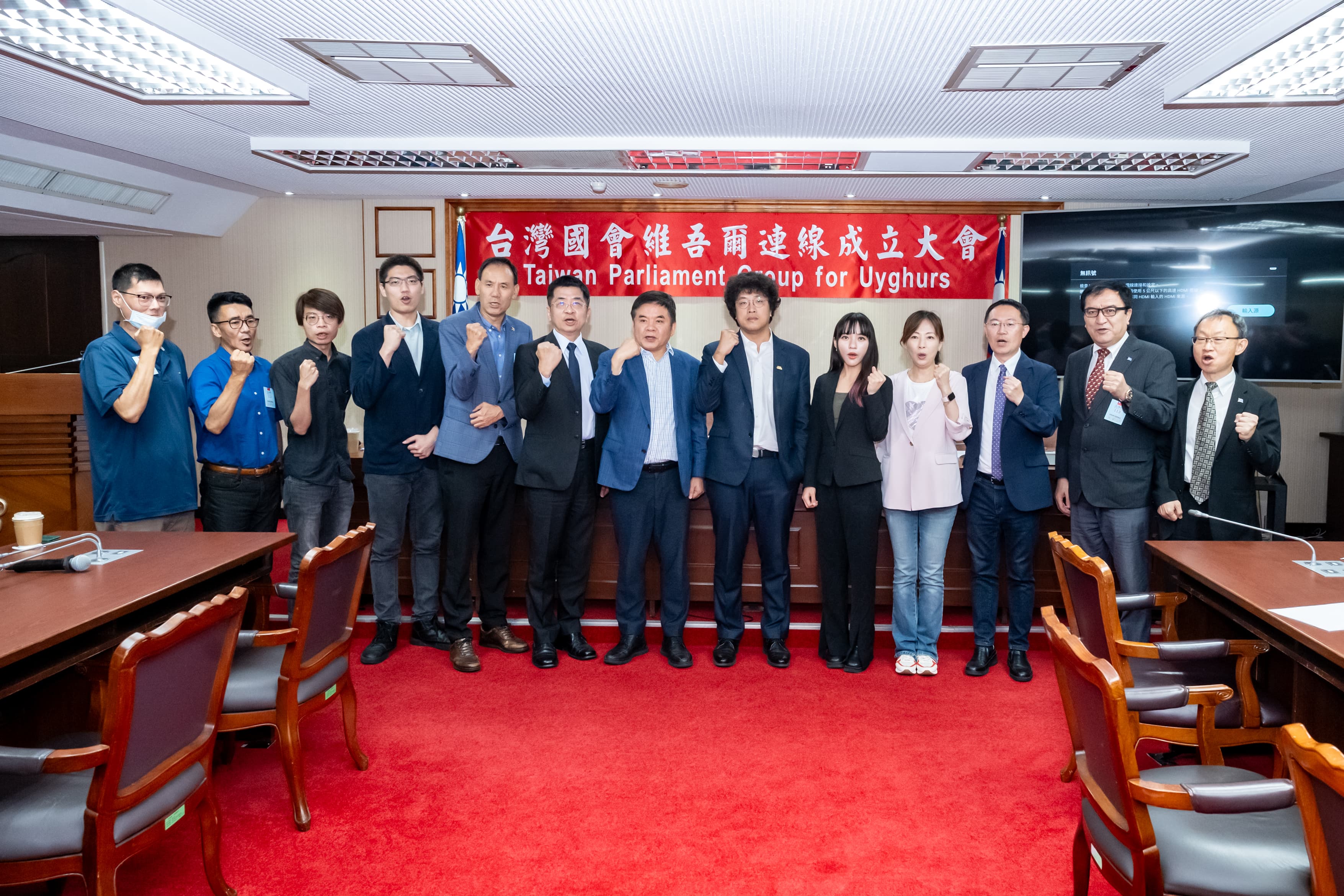 民進黨立委沈伯洋與多位民進黨立委發起成立「台灣國會維吾爾連線」。（立法院提供）
