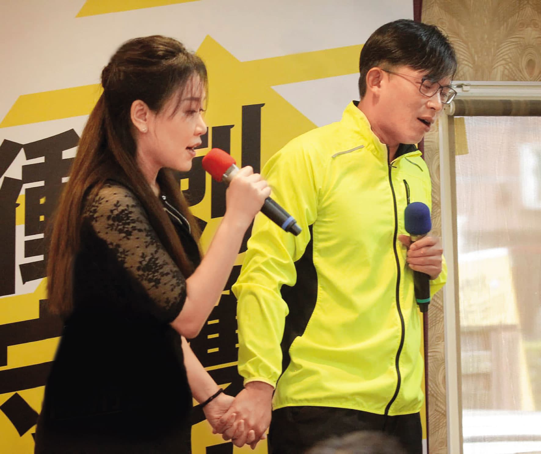 黃國昌(右)妻子高翔(左)的戶籍設在凱思國際負責人李麗娟家裡,雙方關係為何?至今仍未說明。(翻攝賴嘉倫臉書)