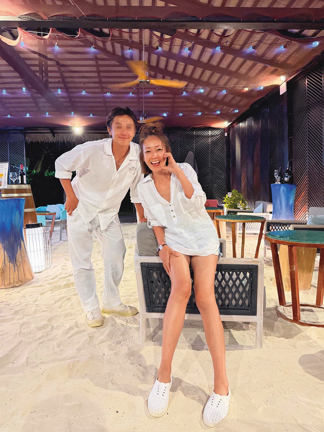潘慧如（右）第一次前往馬爾地夫卡尼島Club Med，難得參加白色派對，有台灣工作人員熱情接待。（球狀星團娛樂公司提供）
