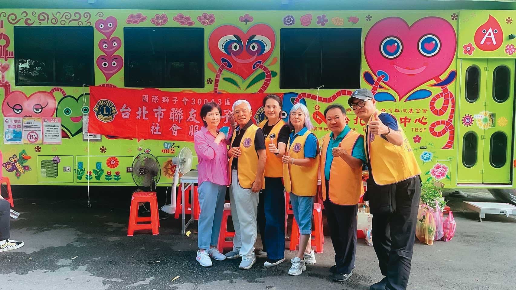 黃至君(右2)熱心公益,為了照顧弱勢,決定投入長照事業。(黃至君提供)