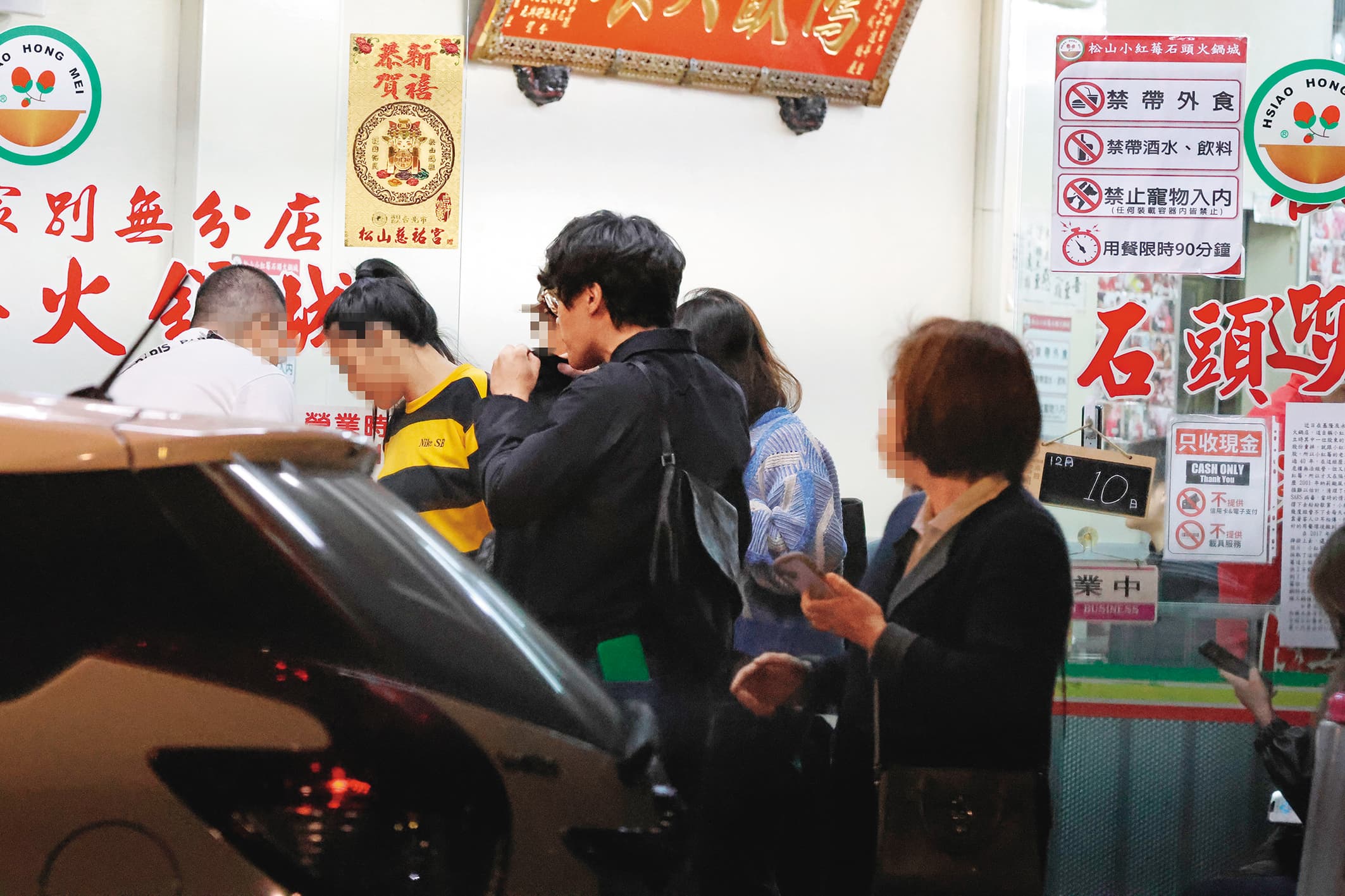 火鍋店用餐時間僅90分鐘,外面還有客人在等位子,盧廣仲一行人吃完就火速撤離。