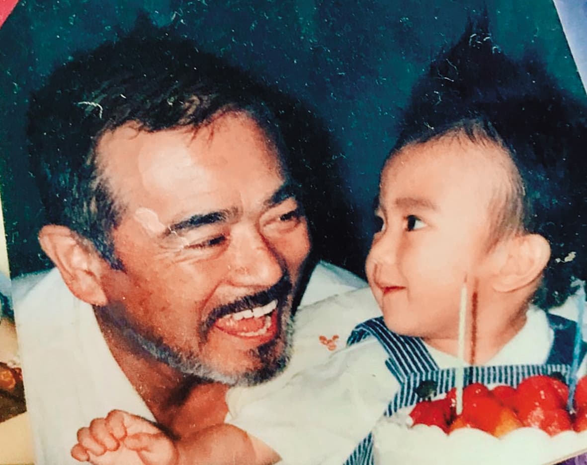 1歲時的新田真劍佑和父親千葉真一一起過生日的天倫畫面。(翻攝自新田真劍佑IG)