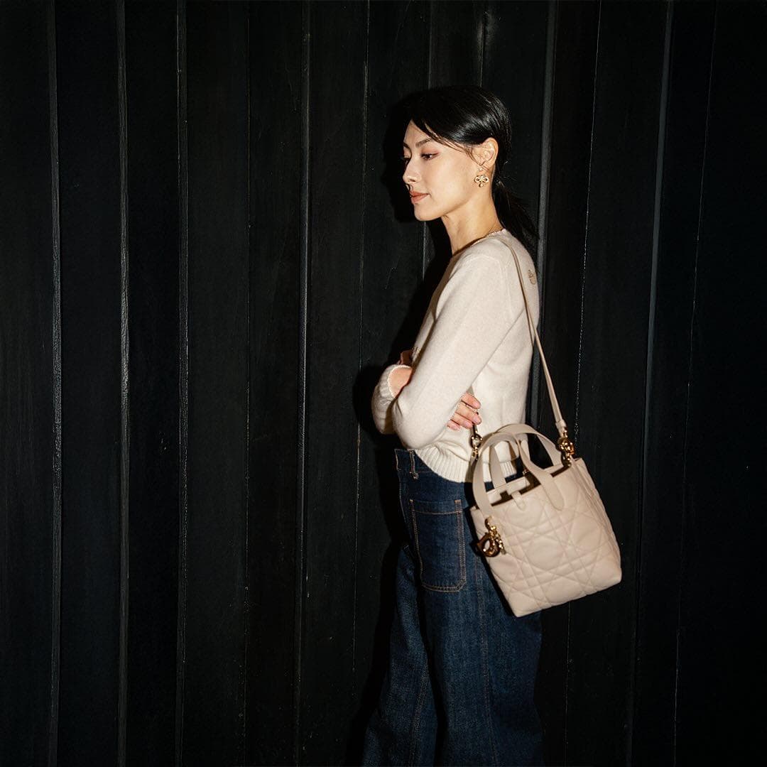 香港女星梁洛施以粉米色的DIOR Toujours展現優雅。(迪奧提供)