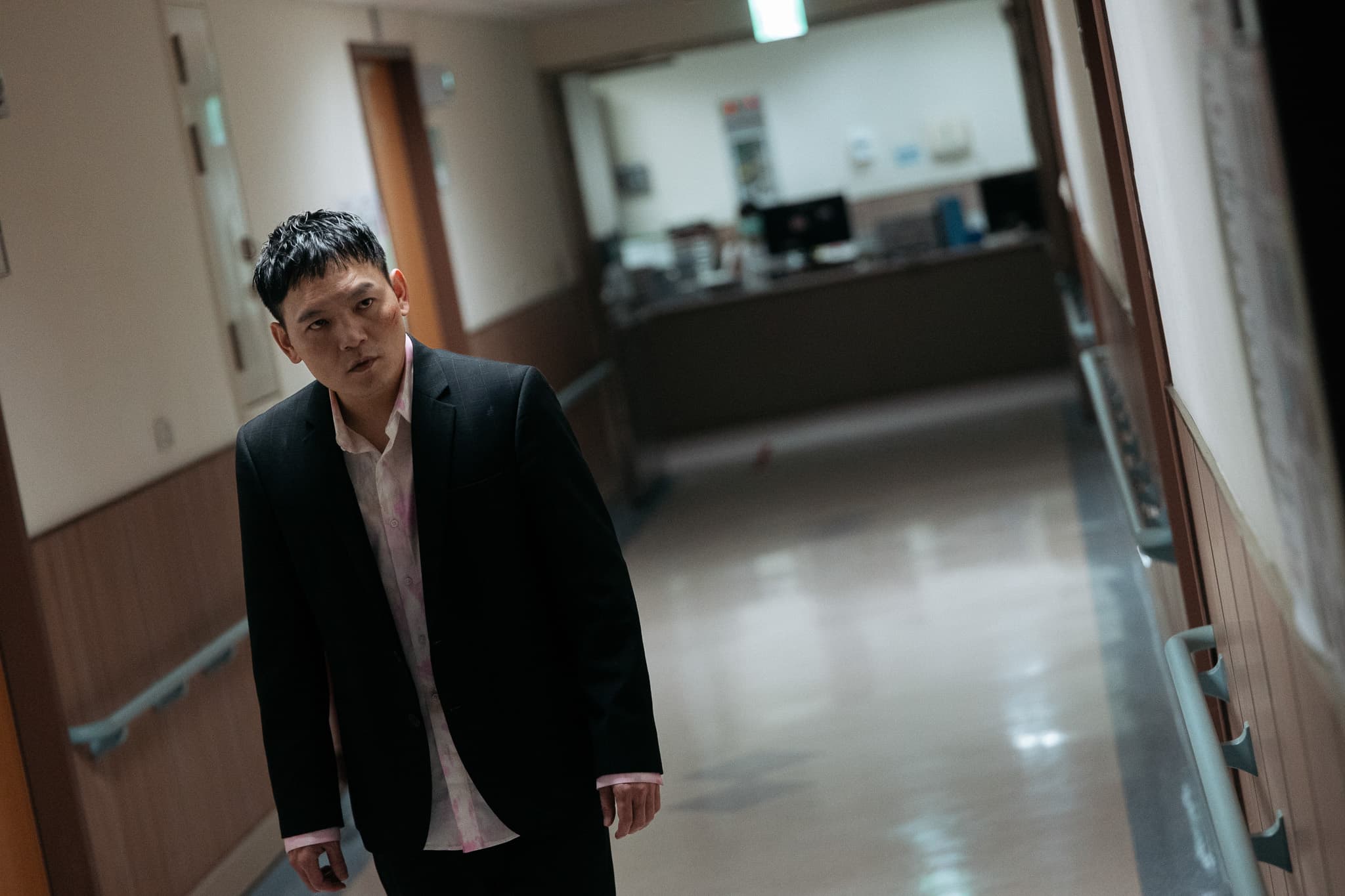 片中春風的老父已病重,竟被地下賭局組織「老人互助會」標價一億元成為賭注。(英傑哆影業提供)