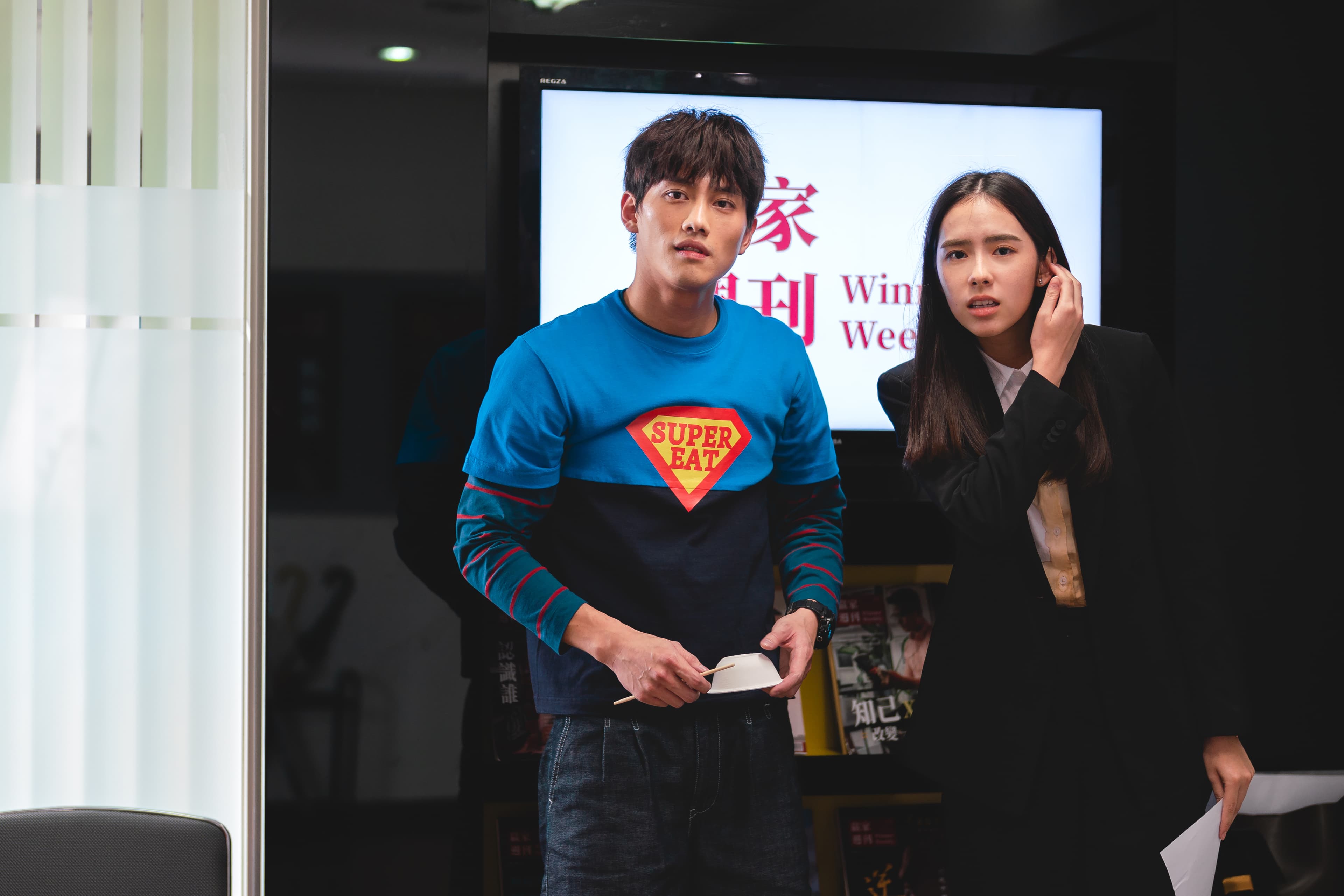 林暐恆(阿Ken)執導鏡文學全新影集《X!又是星期一》,林奕嵐、范少勳攜手闖盪職場地獄。(鏡文學提供)