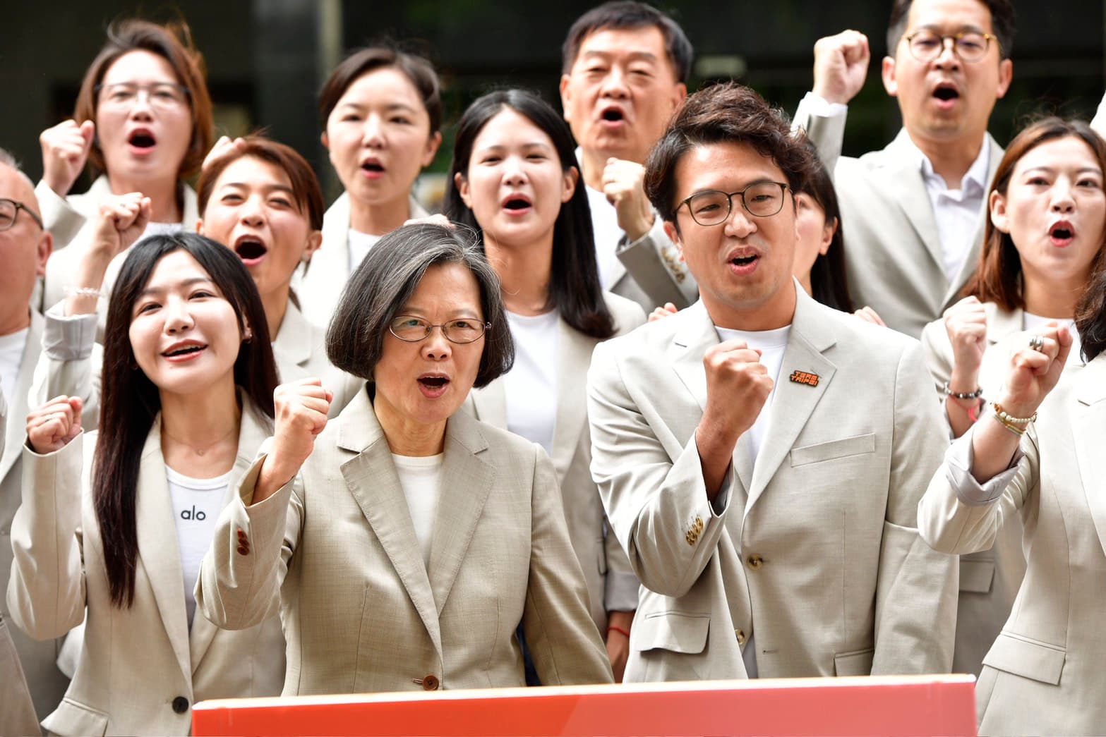 蔡英文陪同沈伯洋登記參選，喊話大家成為「洋流」推著台北船往前行。（鏡報李智為）