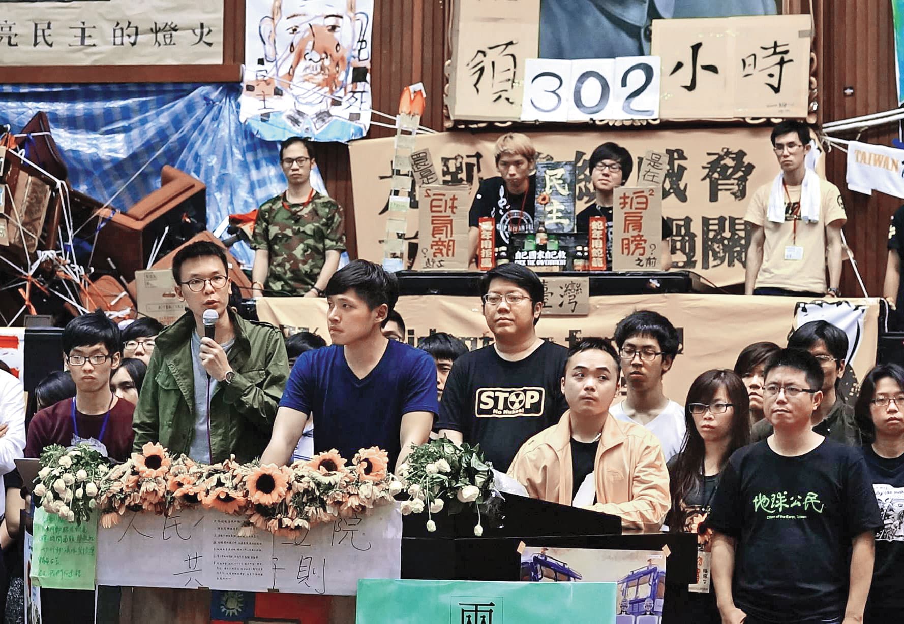 2014年太陽花運動時,針對服貿協議內容的許多分析與論述,皆出自賴中強之手。(傅志男攝,地球公民基金會提供)