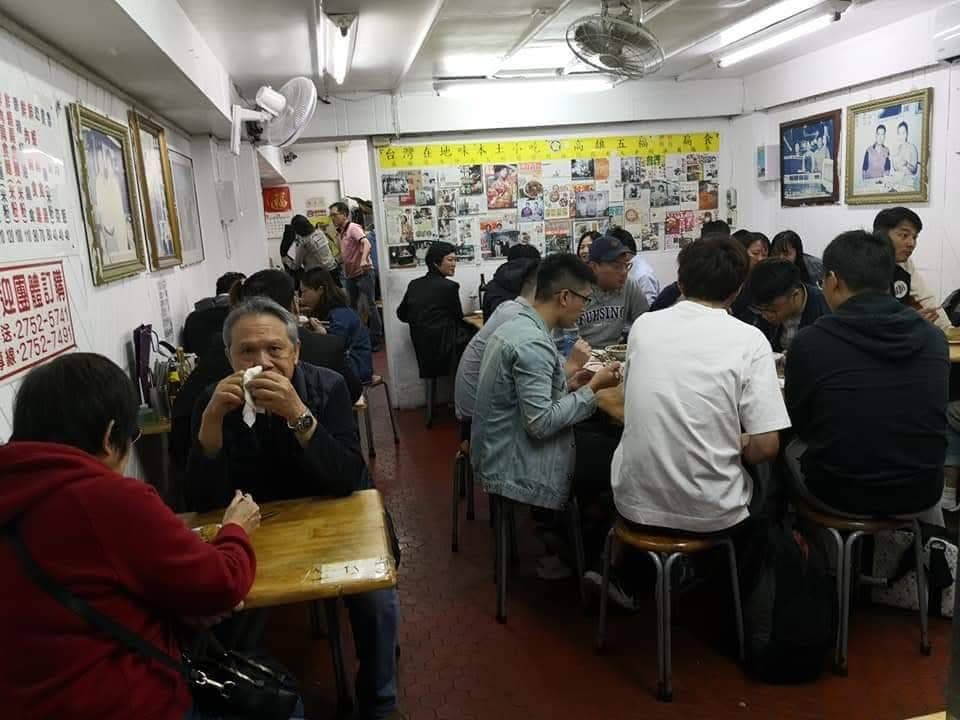 苦撐3年,林進泰聽從常來吃扁食的國泰集團蔡辰男建議在招牌冠上「高雄」兩字後,高雄五福扁食生意從此大好!(林進泰提供)